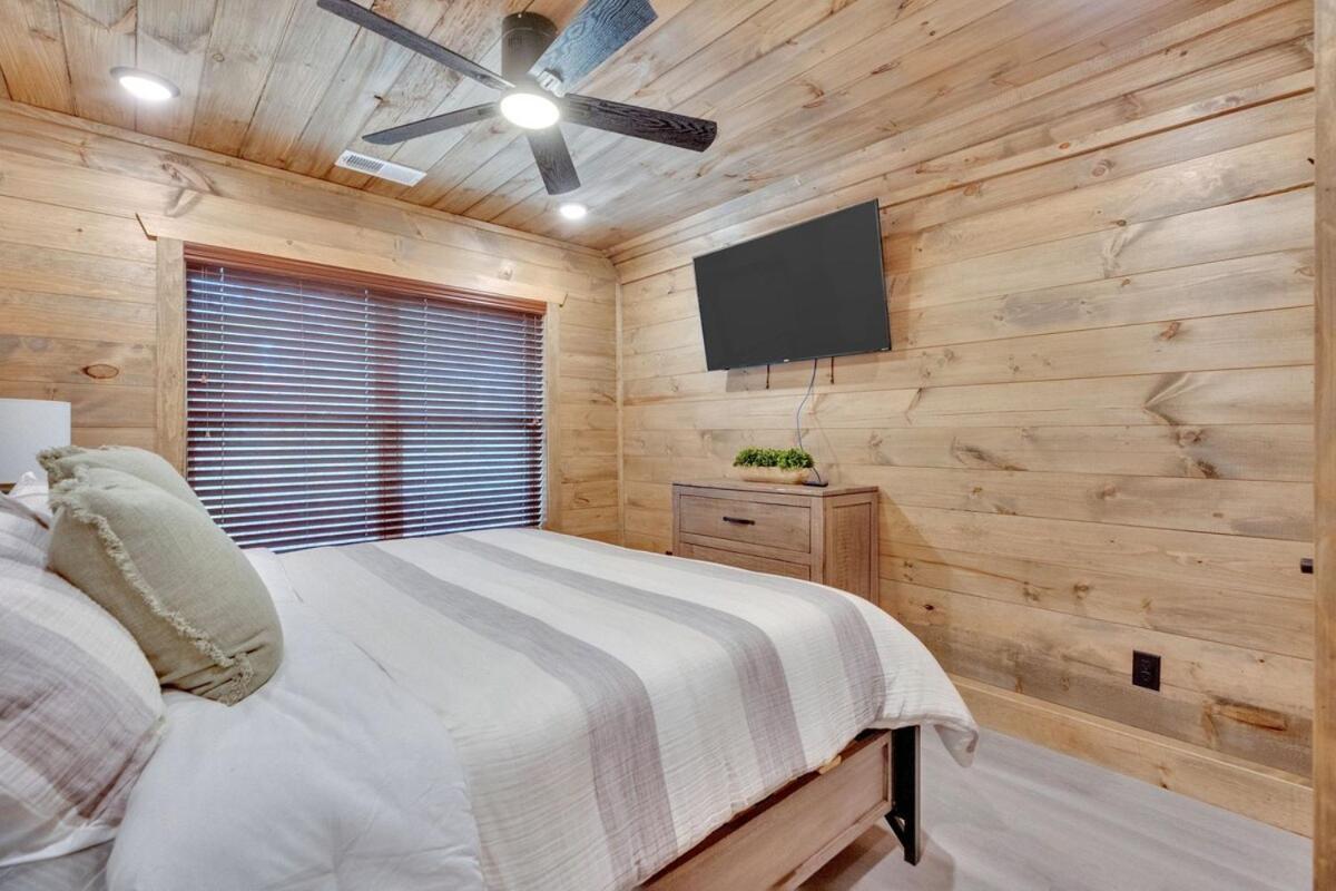 Honeybear Hideaways - Luxury And Spacious In Smoky Mountain With Indoor Pool, Hot Tub And Game *
