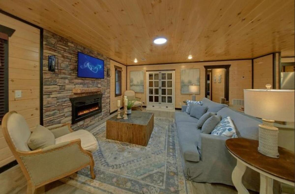 Honeybear Hideaways - Spacious Family-friendly With Hot Tub, Game And Fire Pit Holiday home *