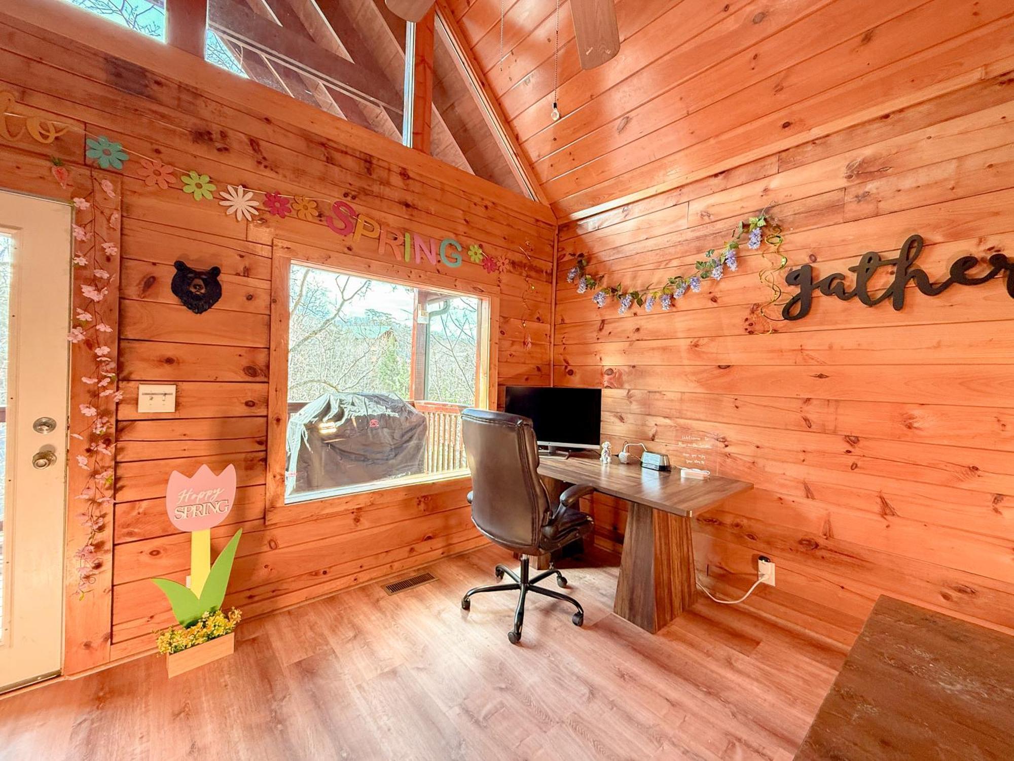 Cabin For Groups Getaway! Top Location, Grill, Wifi & Workstation, Hot Tub & Game Room Chalet *