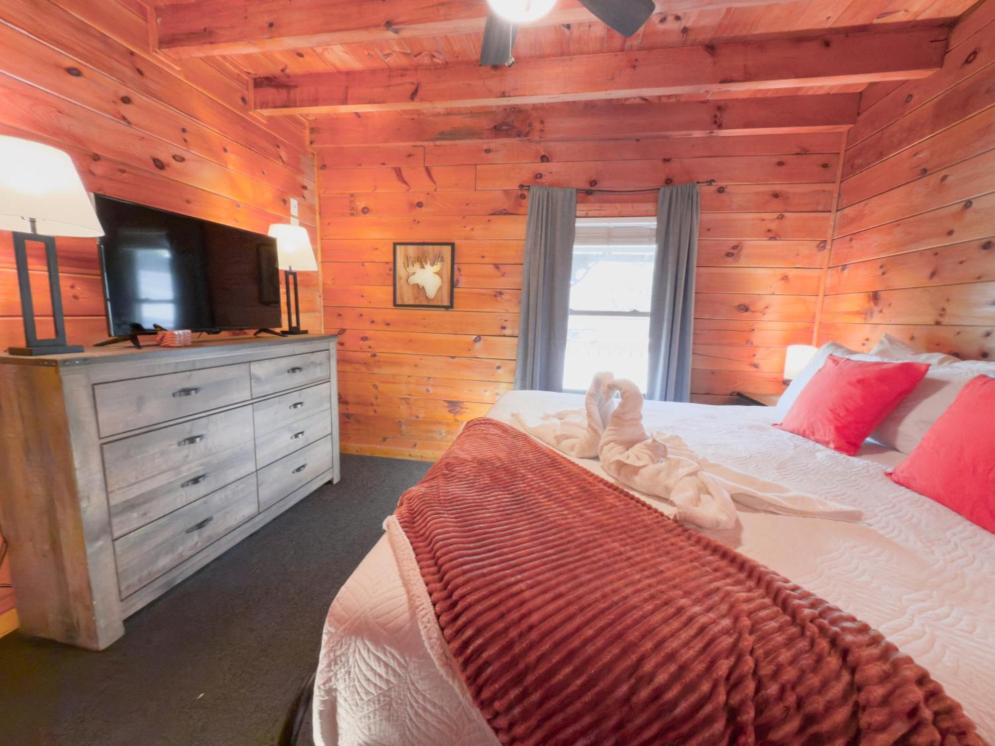 Chalet Cabin For Groups Getaway! Top Location, Grill, Wifi & Workstation, Hot Tub & Game Room *