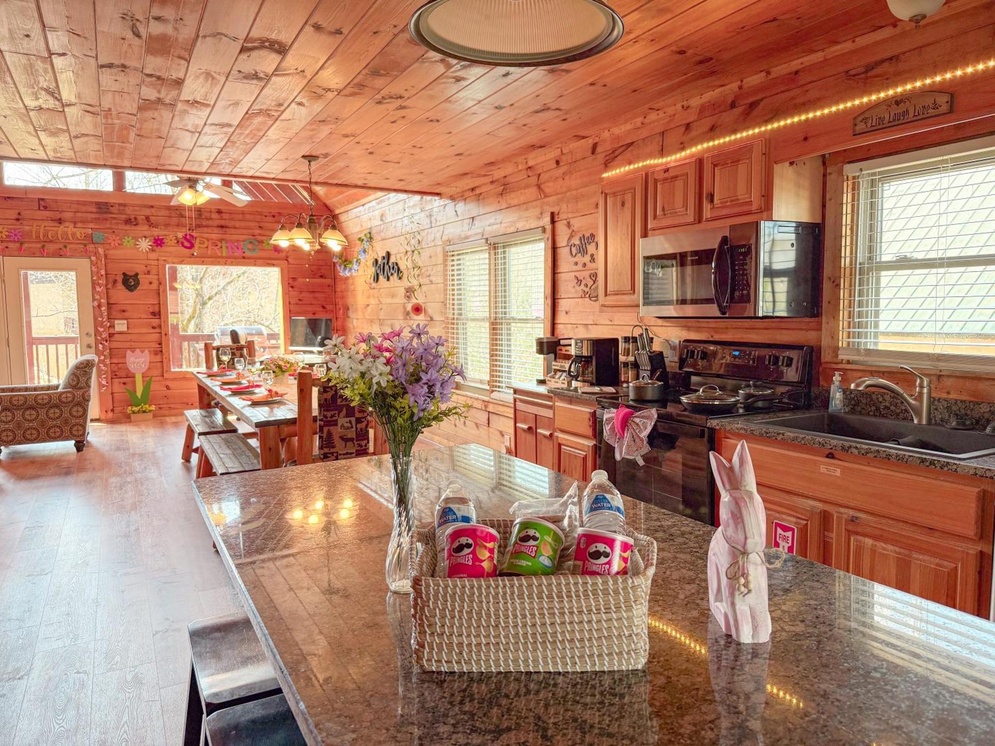 Chalet Cabin For Groups Getaway! Top Location, Grill, Wifi & Workstation, Hot Tub & Game Room