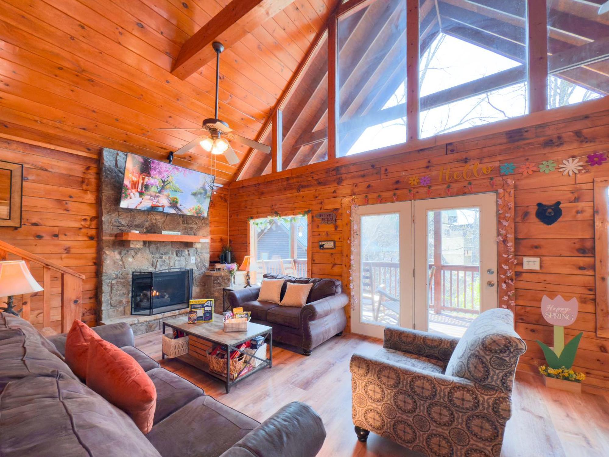 Cabin For Groups Getaway! Top Location, Grill, Wifi & Workstation, Hot Tub & Game Room Chalet *