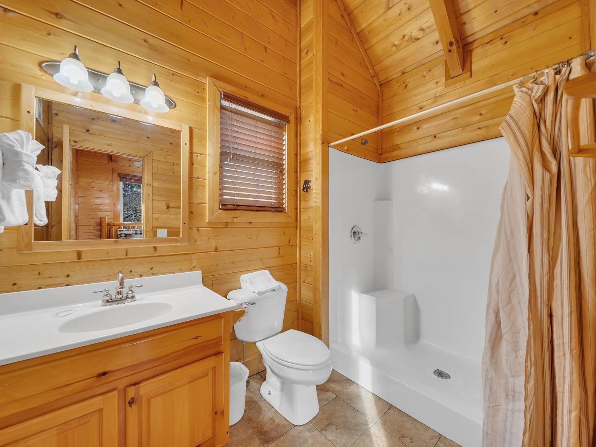 Ern832 - Lakeside Hideaway - Great Location! Close To The Action! *