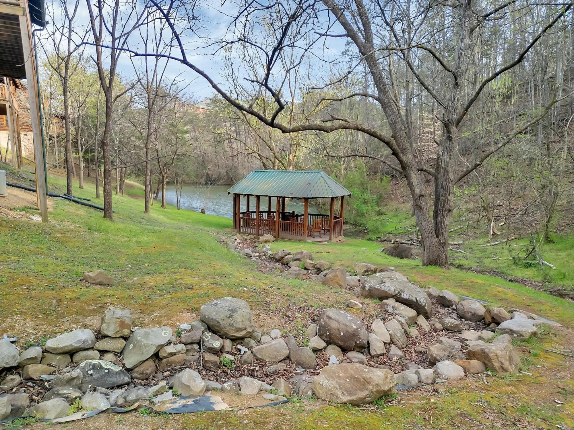 Ern832 - Lakeside Hideaway - Great Location! Close To The Action! *