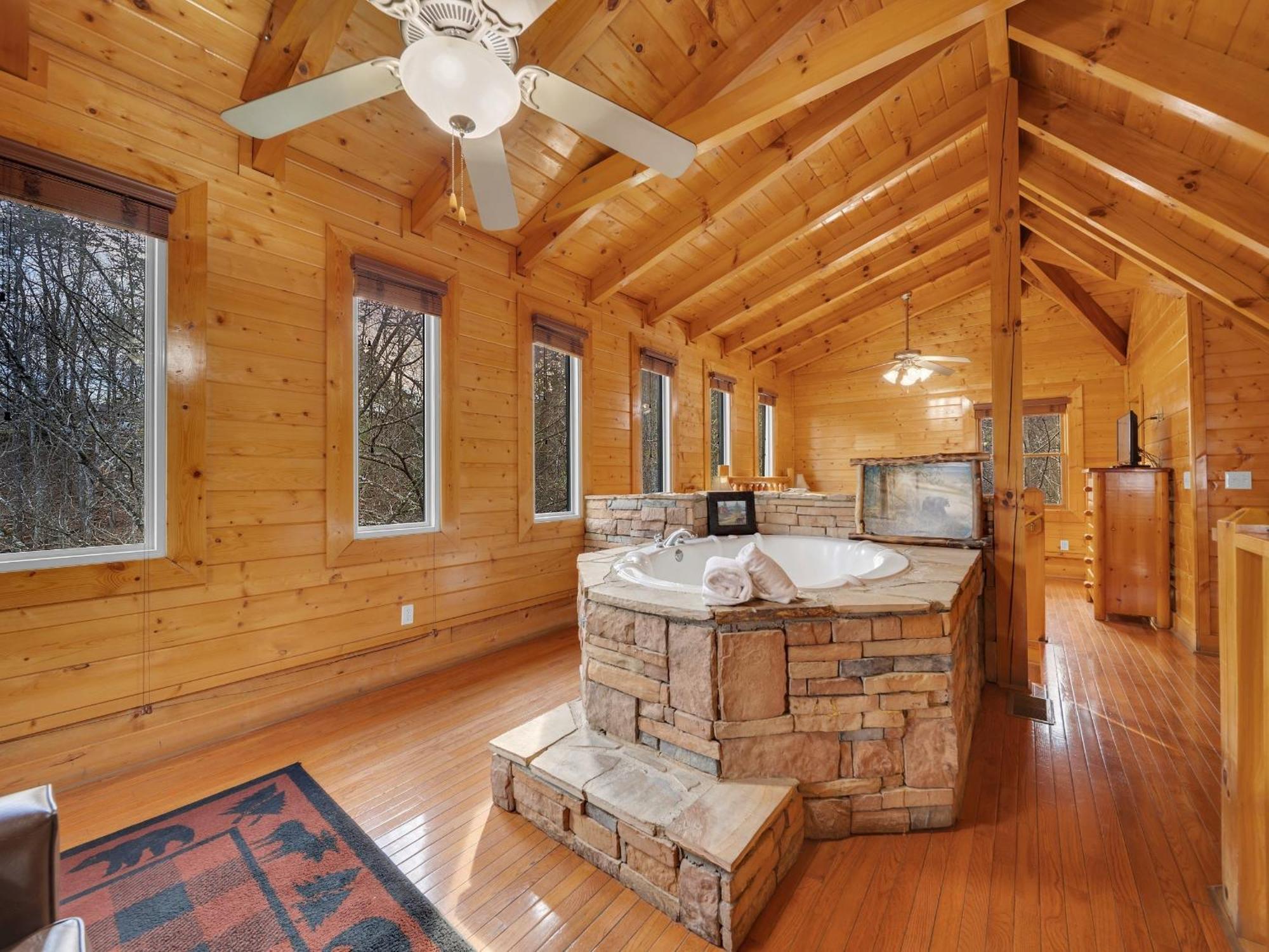 Ern832 - Lakeside Hideaway - Great Location! Close To The Action! Pigeon Forge