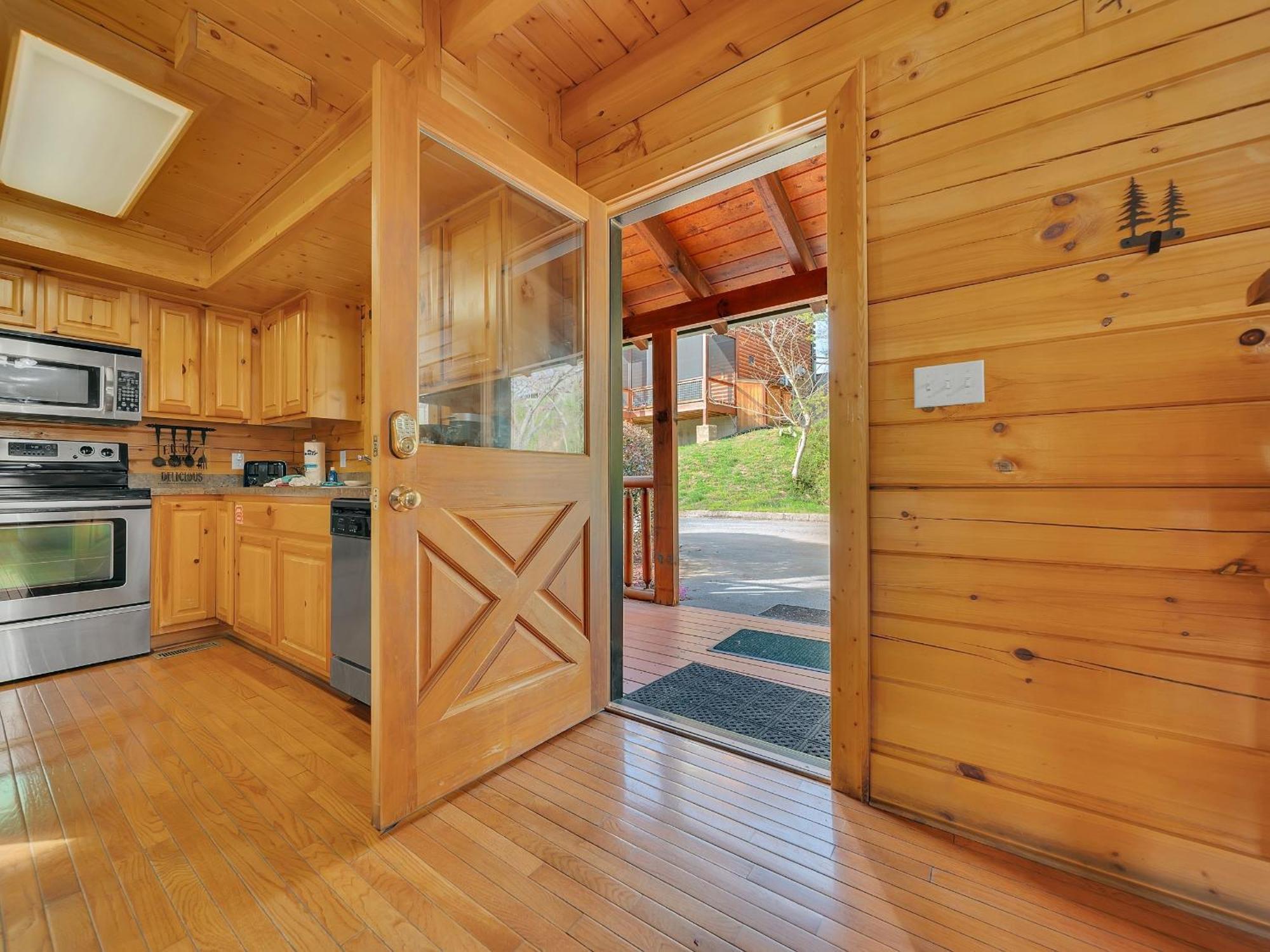 Ern832 - Lakeside Hideaway - Great Location! Close To The Action! * Pigeon Forge