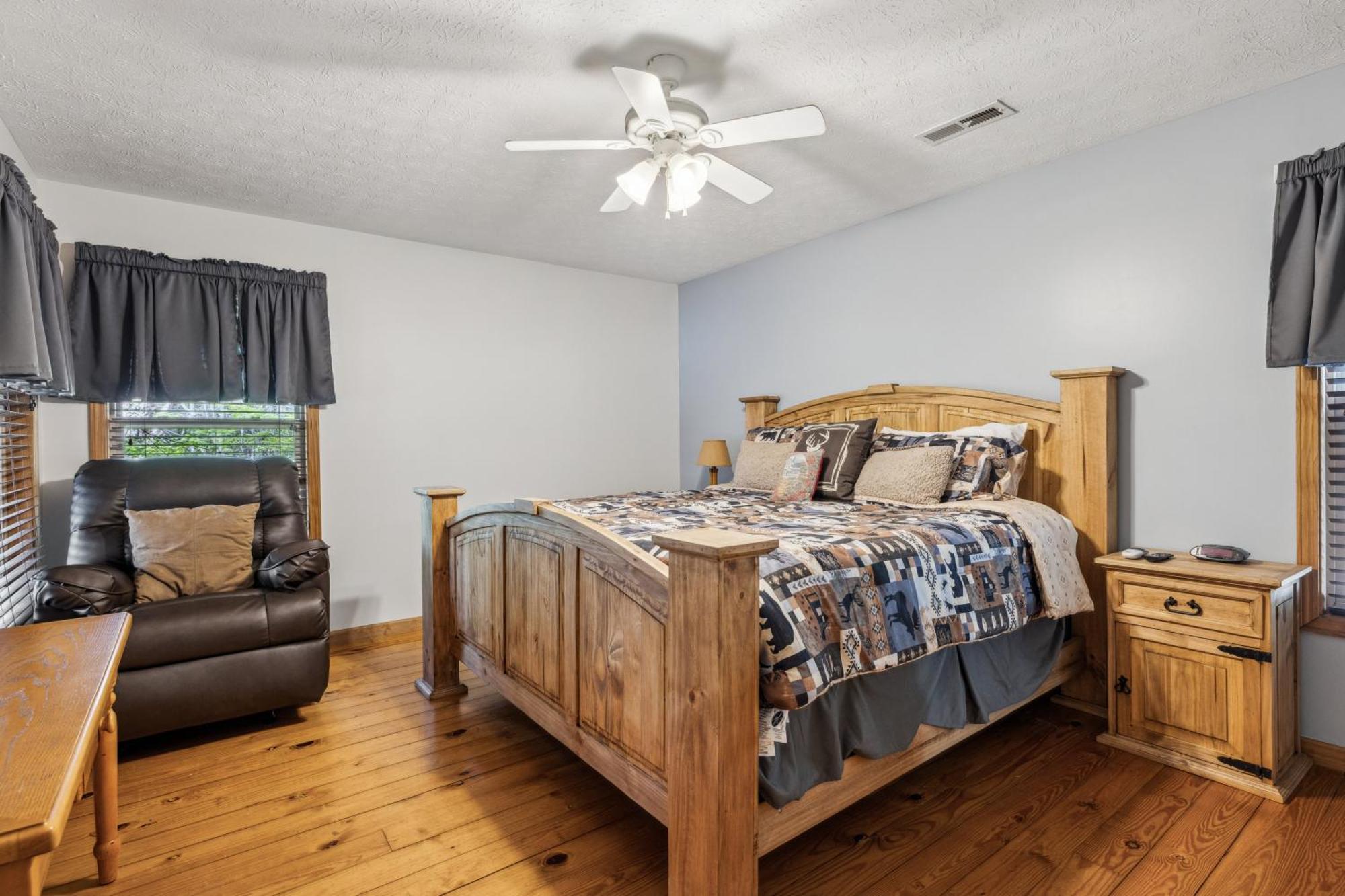 Lucky Charm Is An Inviting 3 Bedroom Retreat Nestled In The Woods Minutes From The Pkwy! Holiday home *