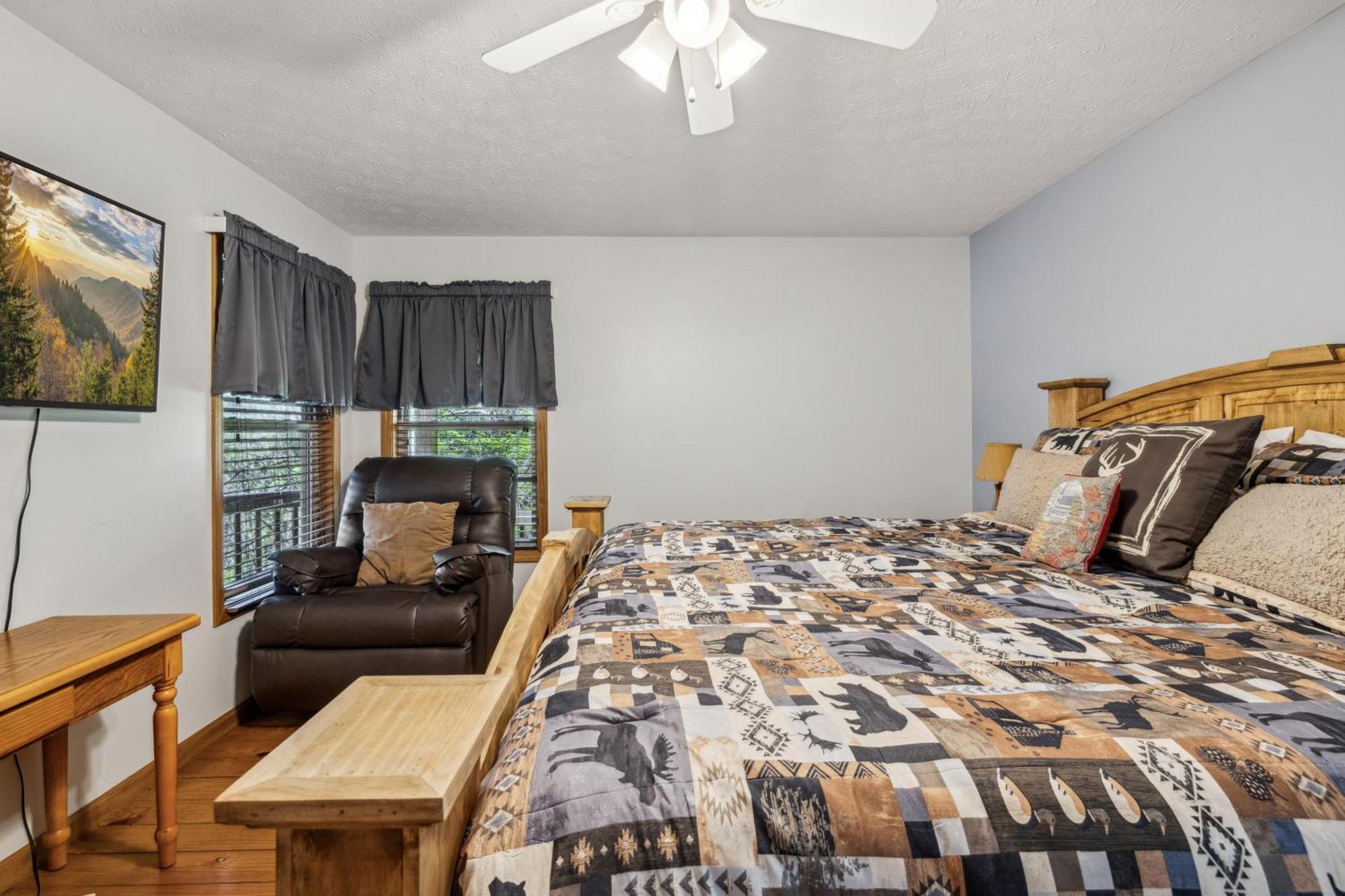 Lucky Charm Is An Inviting 3 Bedroom Retreat Nestled In The Woods Minutes From The Pkwy! Holiday home