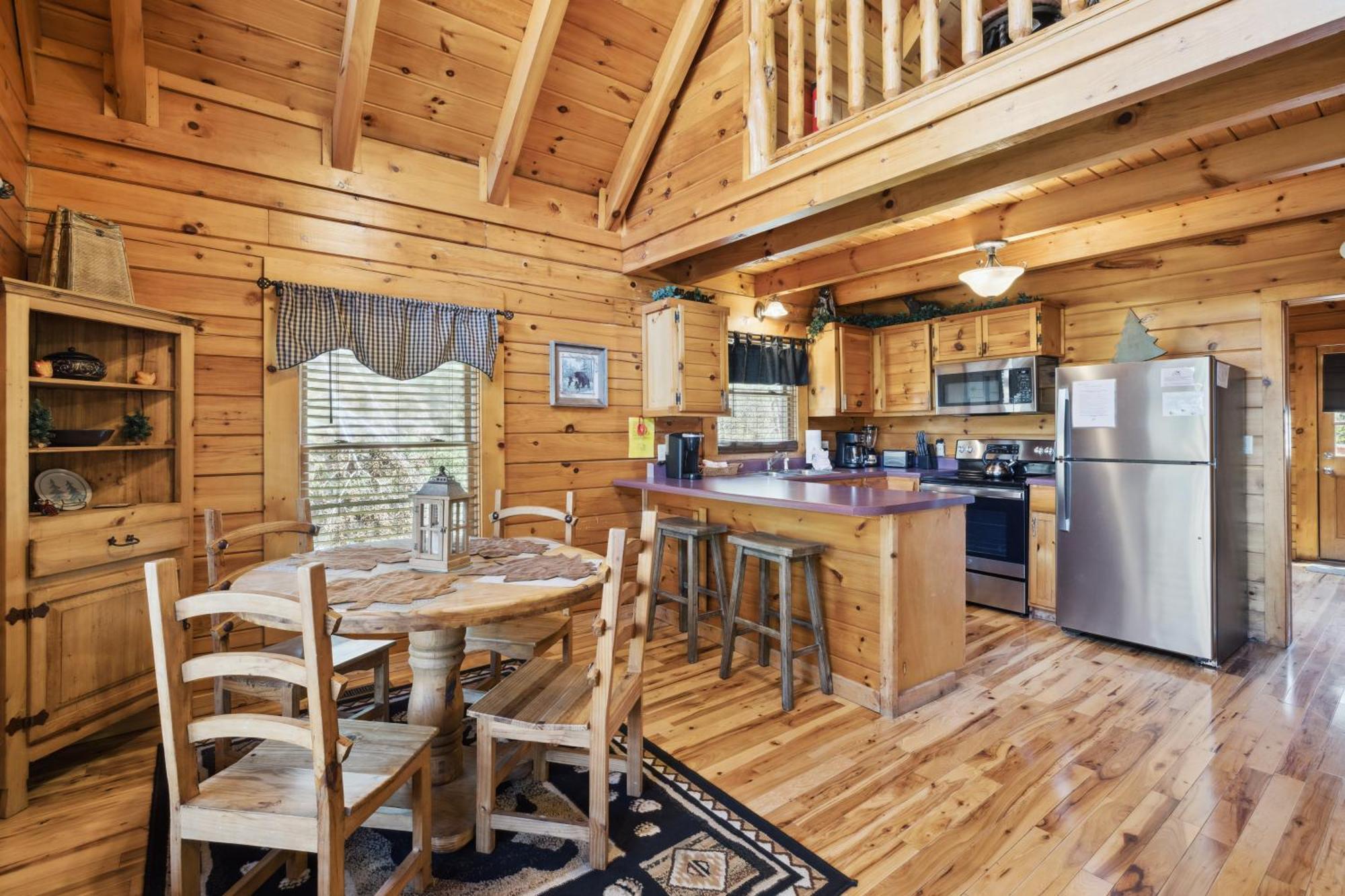 Are We Bear Yet Rustic 1br With Hot Tub Pools & Fireplace1 Mile From Parkway Holiday home