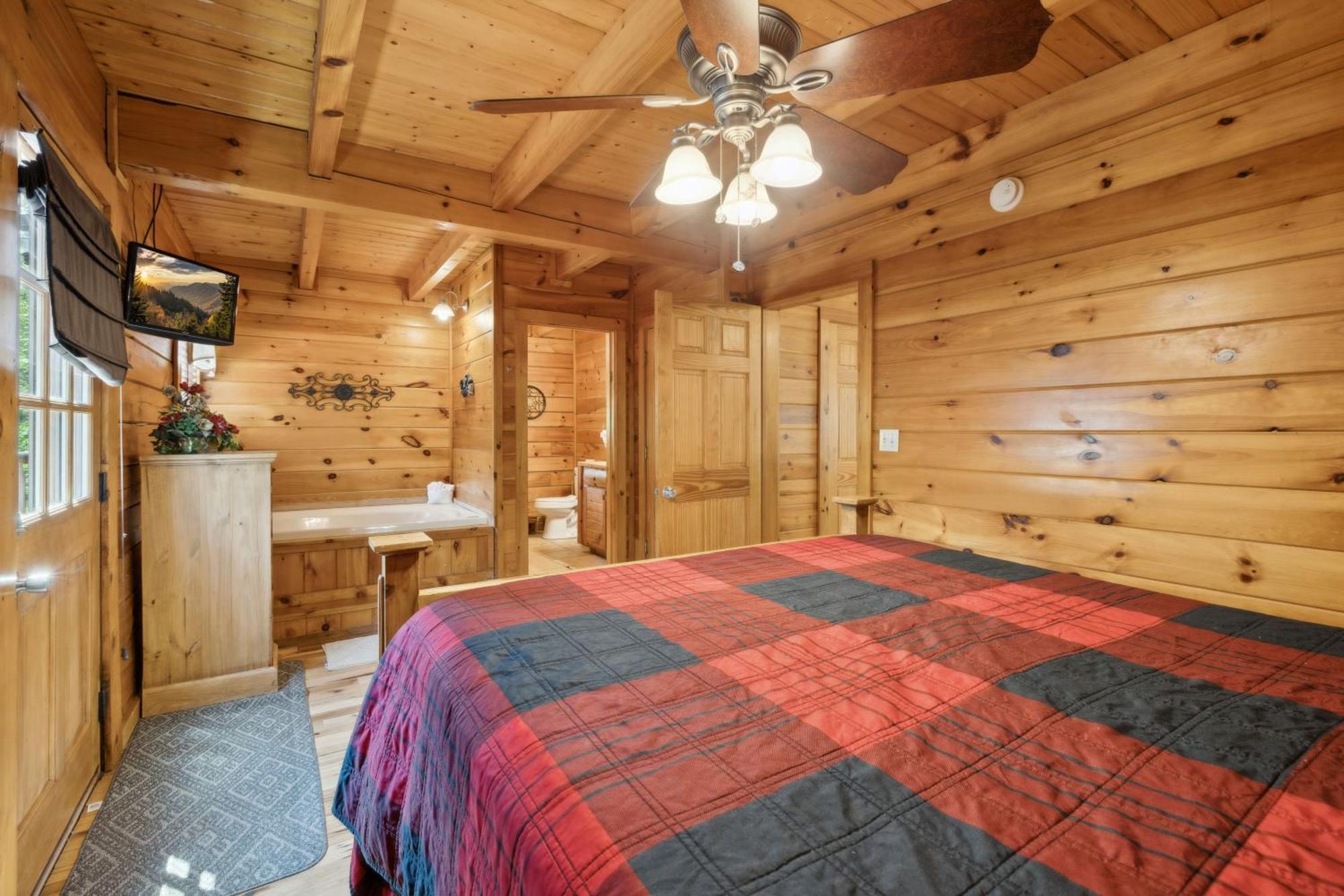 Are We Bear Yet Rustic 1br With Hot Tub Pools & Fireplace1 Mile From Parkway Holiday home *