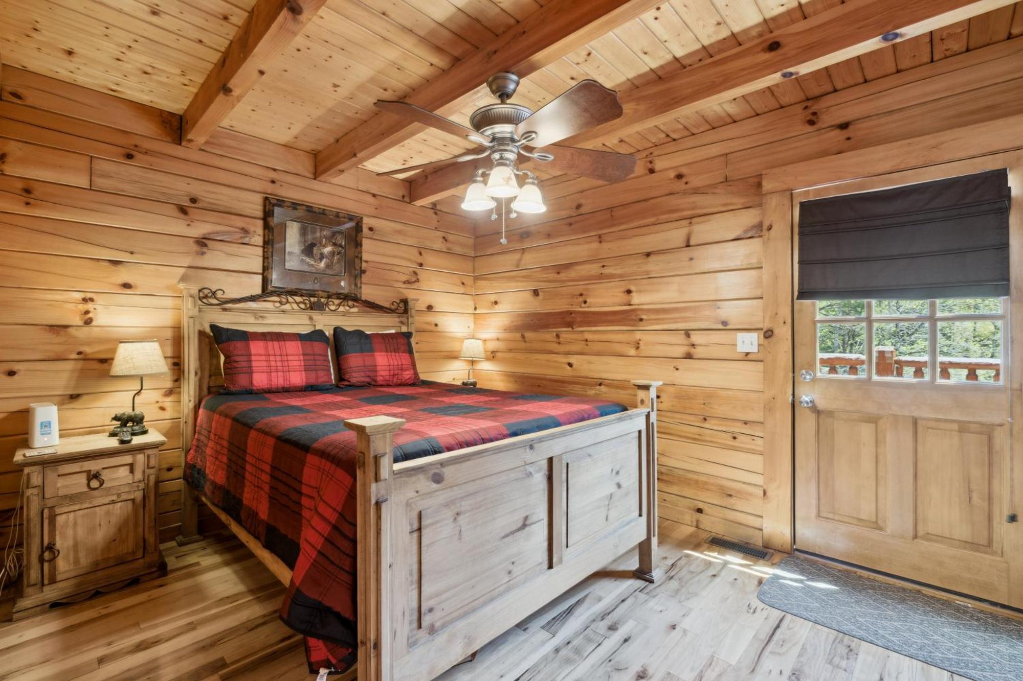 Are We Bear Yet Rustic 1br With Hot Tub Pools & Fireplace1 Mile From Parkway *