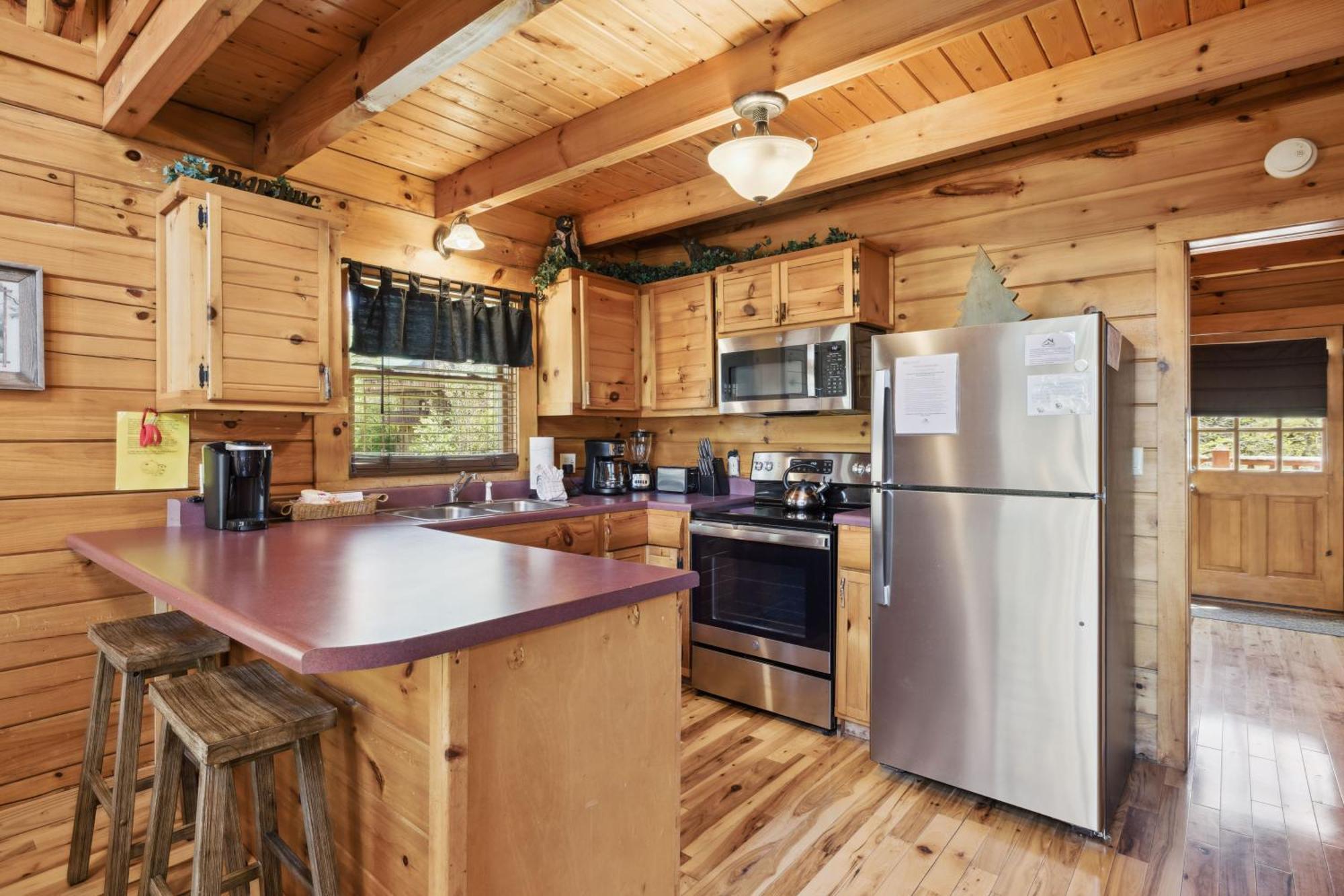 Are We Bear Yet Rustic 1br With Hot Tub Pools & Fireplace1 Mile From Parkway