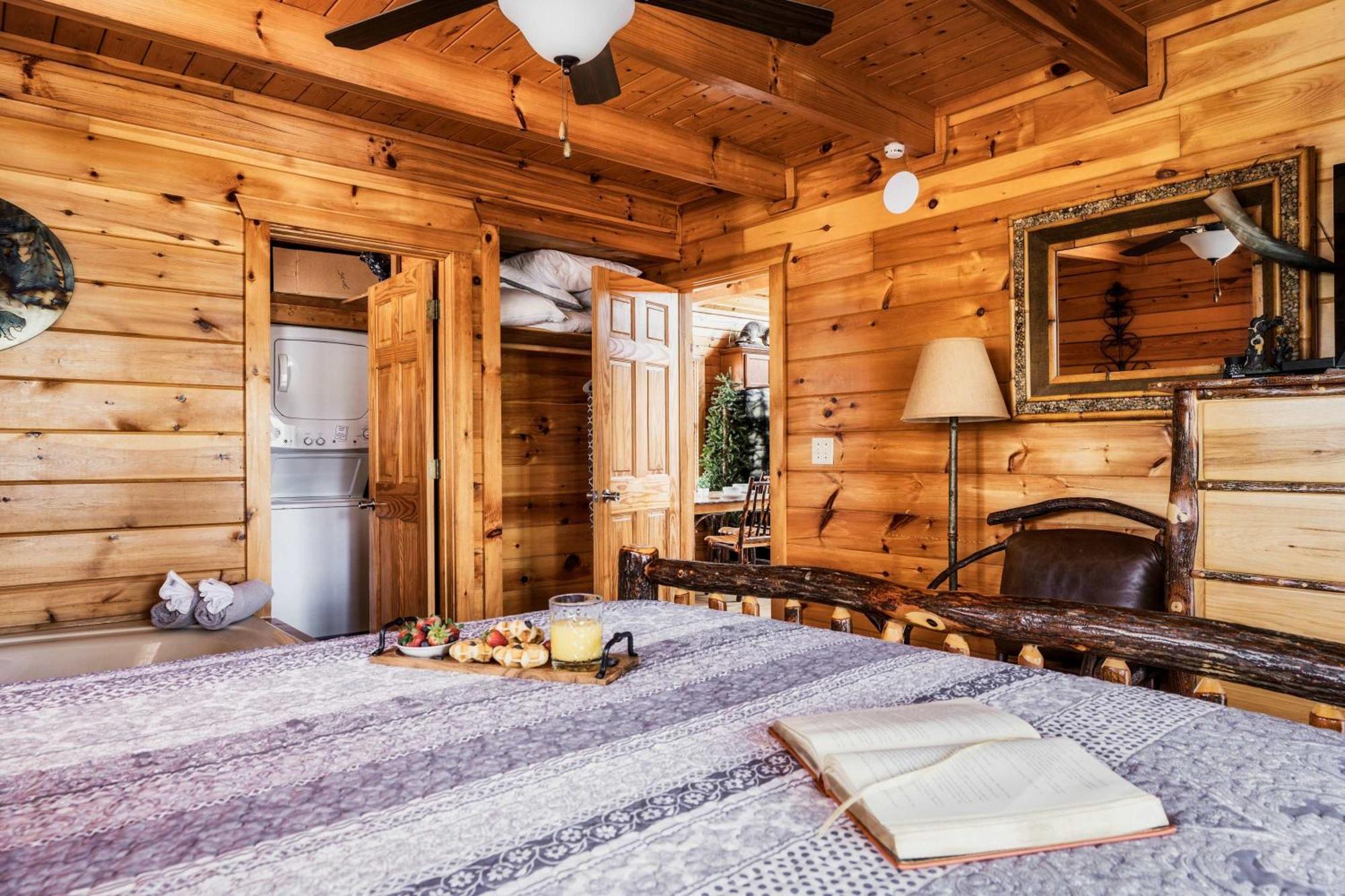 Quaint & Cozy - Great Location - Hot Tub - Bbq