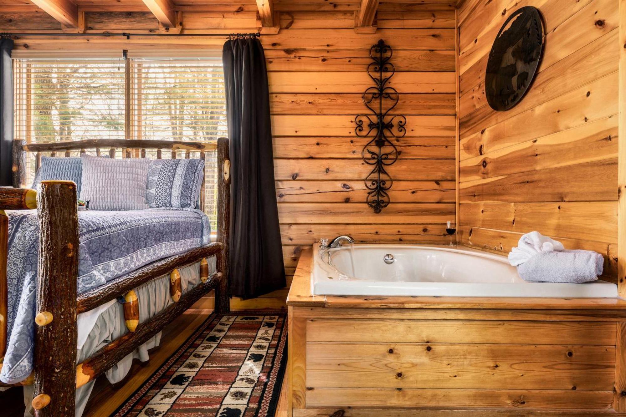 Quaint & Cozy - Great Location - Hot Tub - Bbq Pigeon Forge