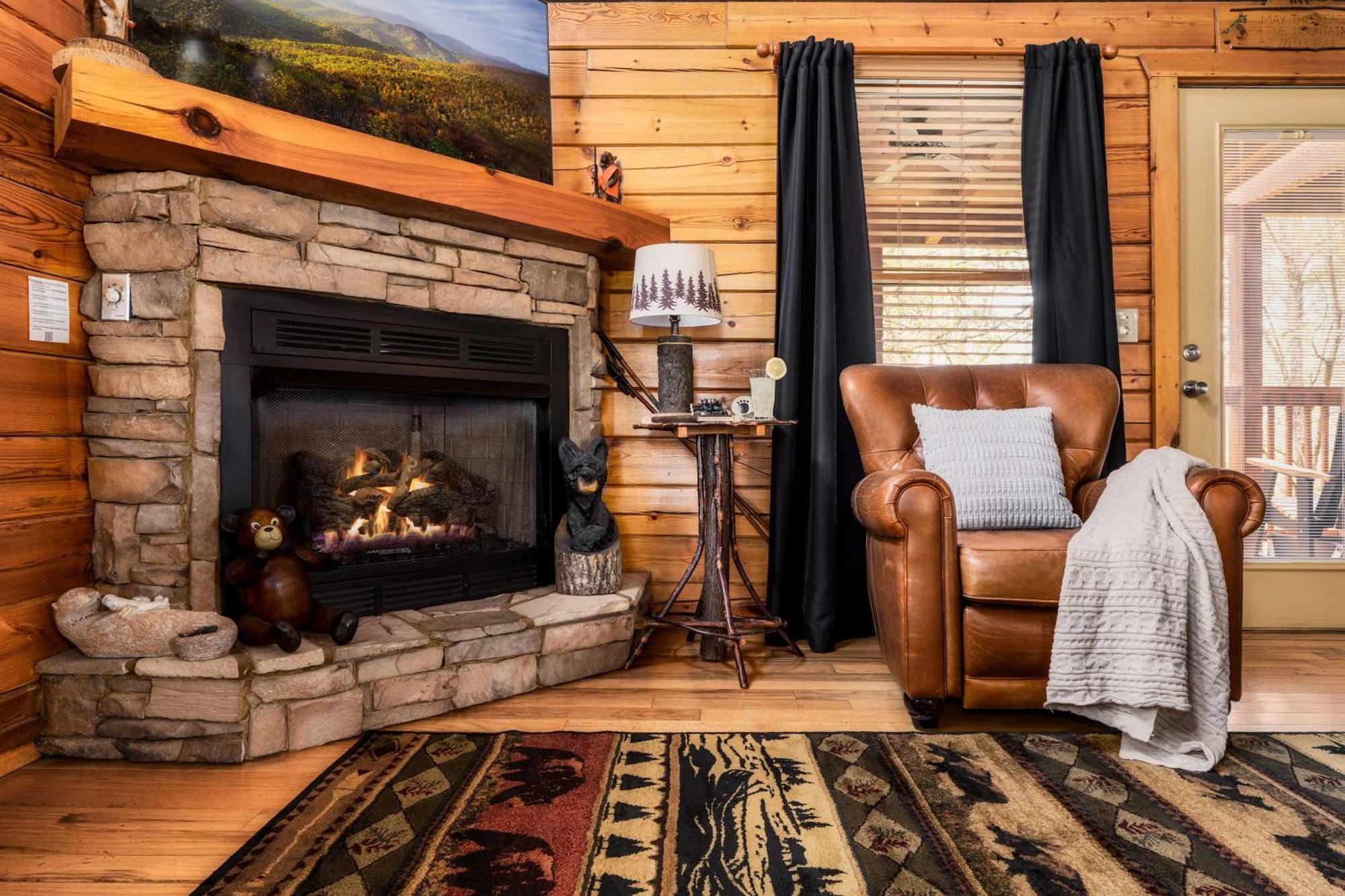 Quaint & Cozy - Great Location - Hot Tub - Bbq