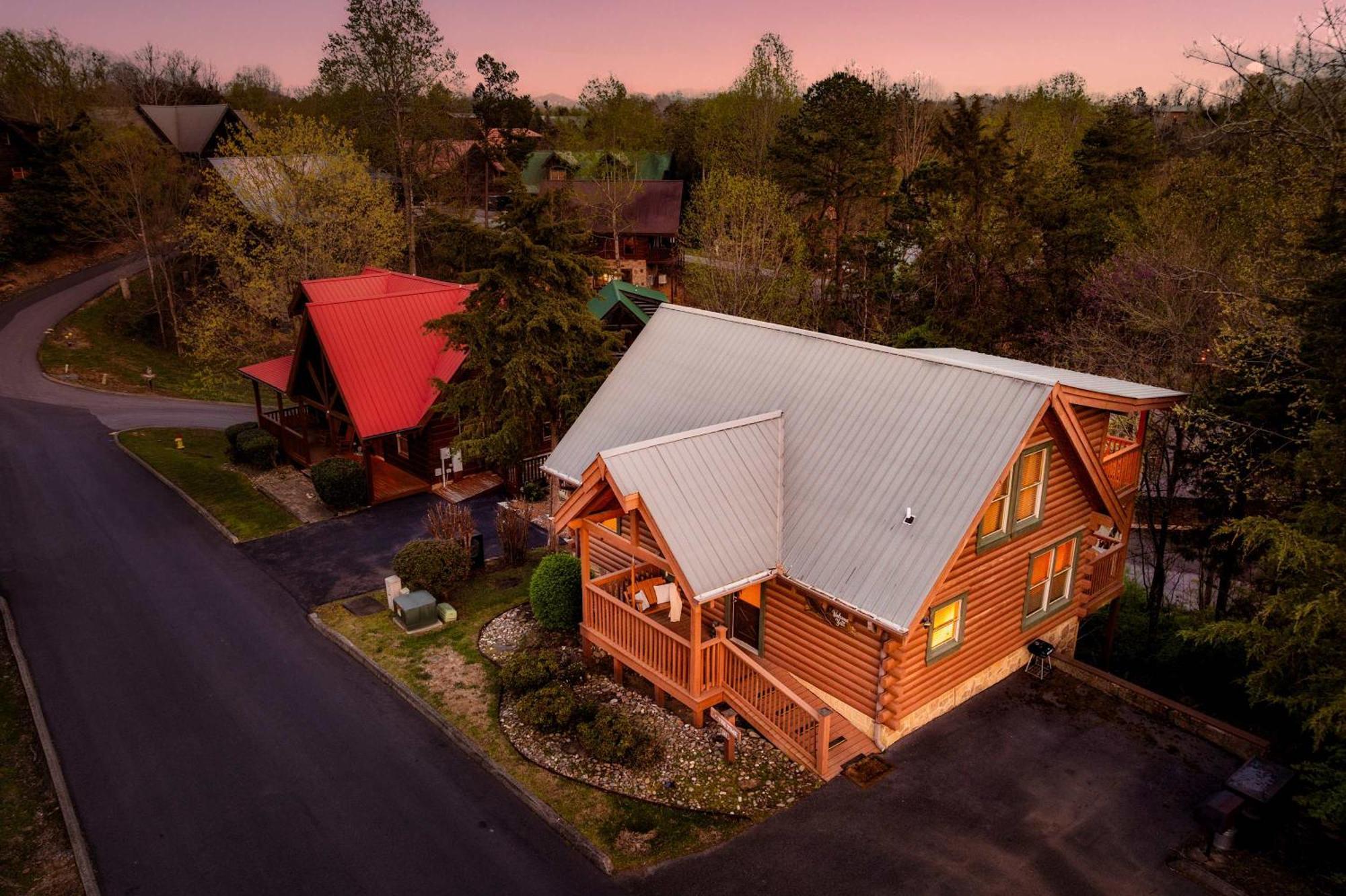 Quaint & Cozy - Great Location - Hot Tub - Bbq Pigeon Forge