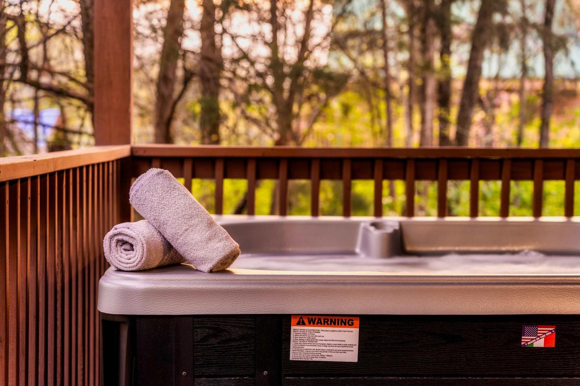 Quaint & Cozy - Great Location - Hot Tub - Bbq *