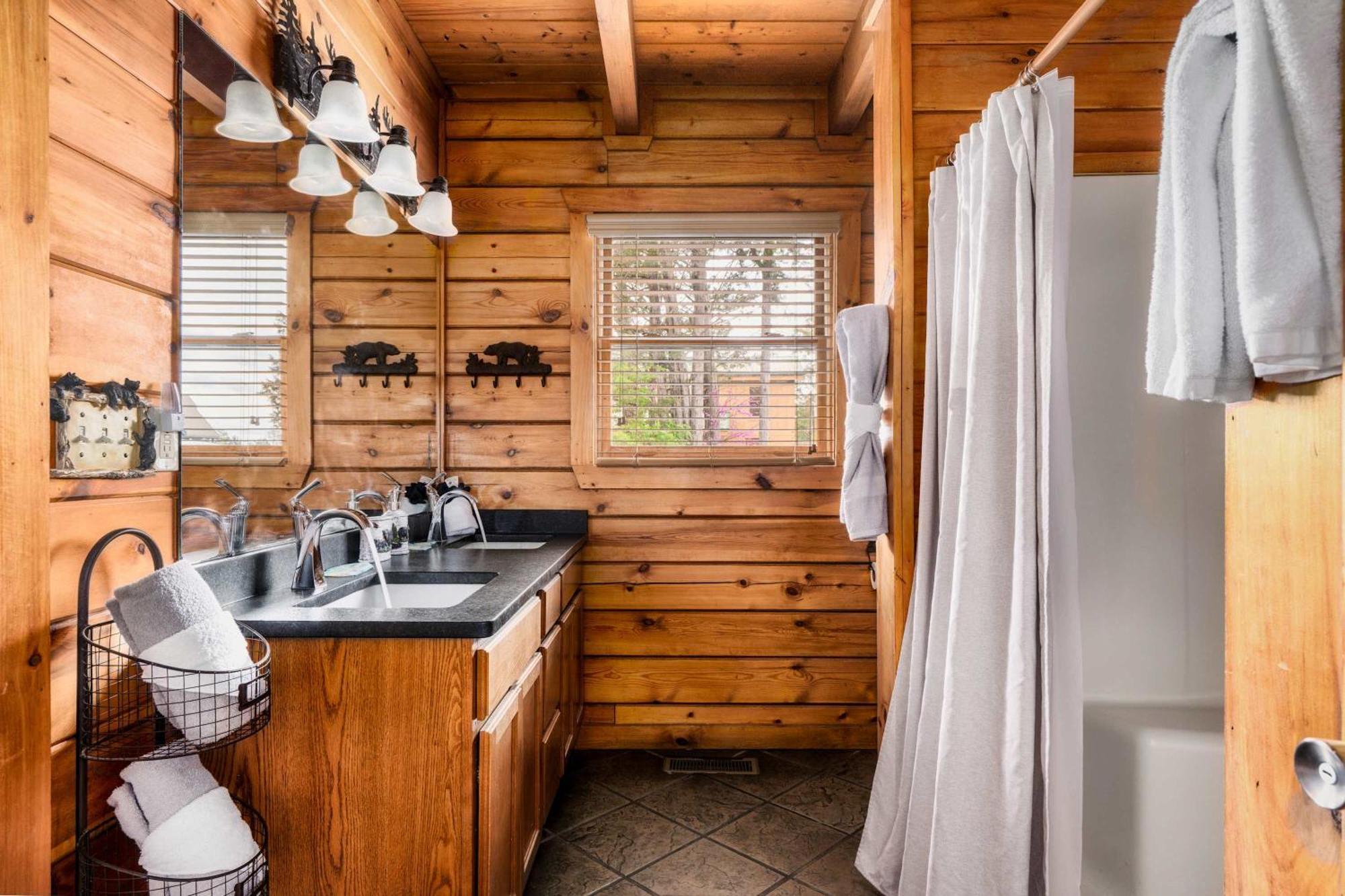 Quaint & Cozy - Great Location - Hot Tub - Bbq *