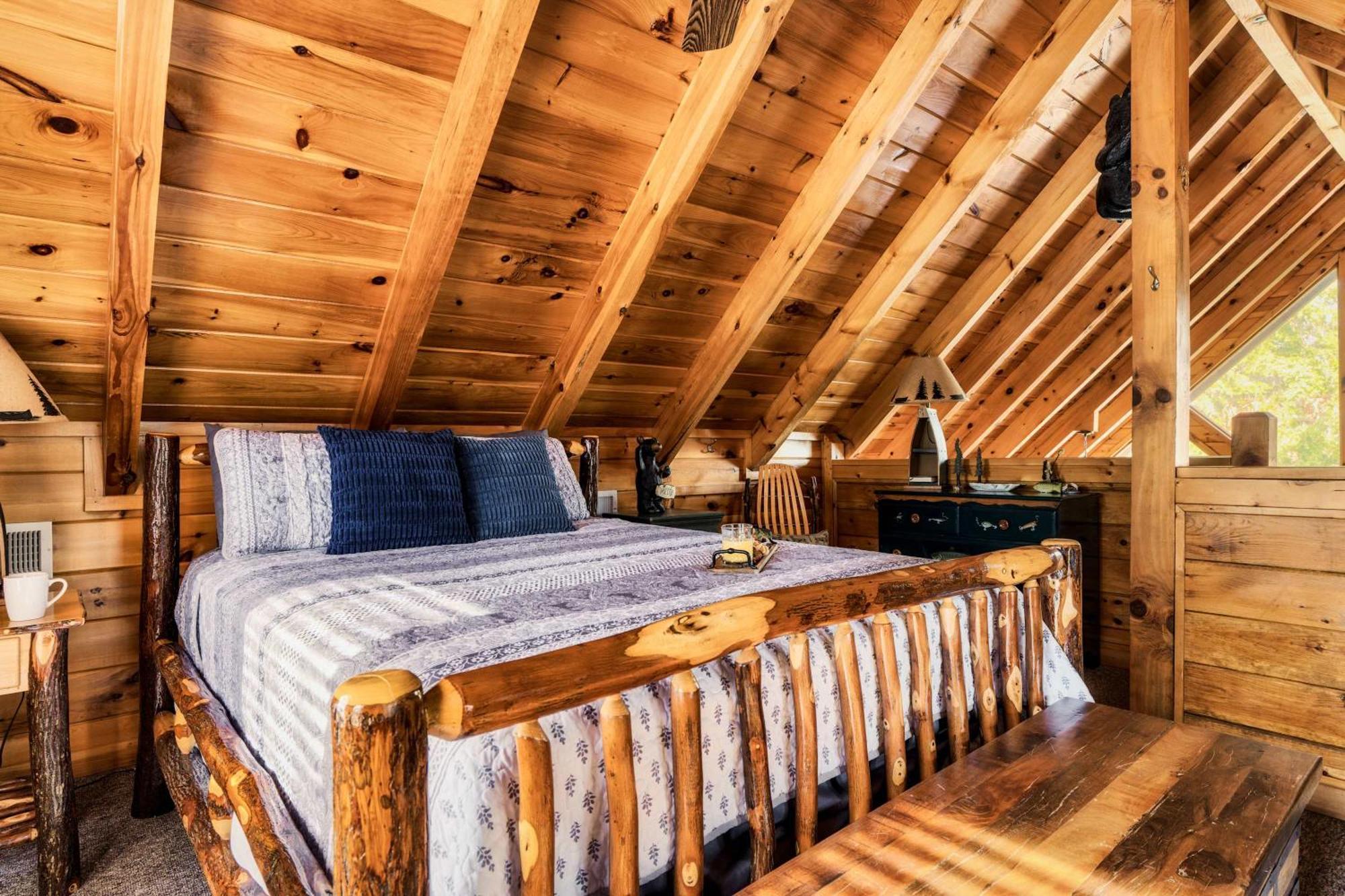 Quaint & Cozy - Great Location - Hot Tub - Bbq Pigeon Forge