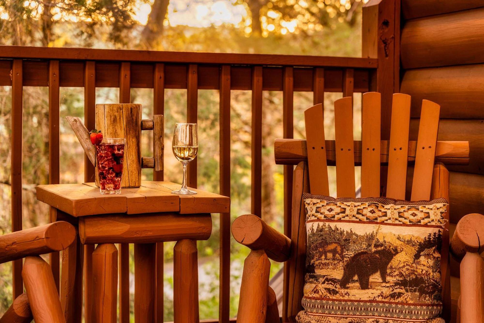 Quaint & Cozy - Great Location - Hot Tub - Bbq *