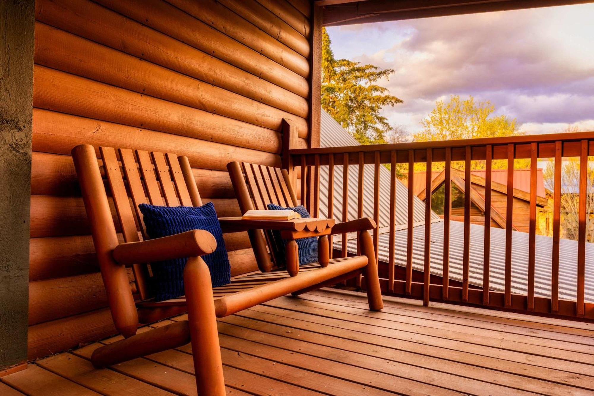 Quaint & Cozy - Great Location - Hot Tub - Bbq