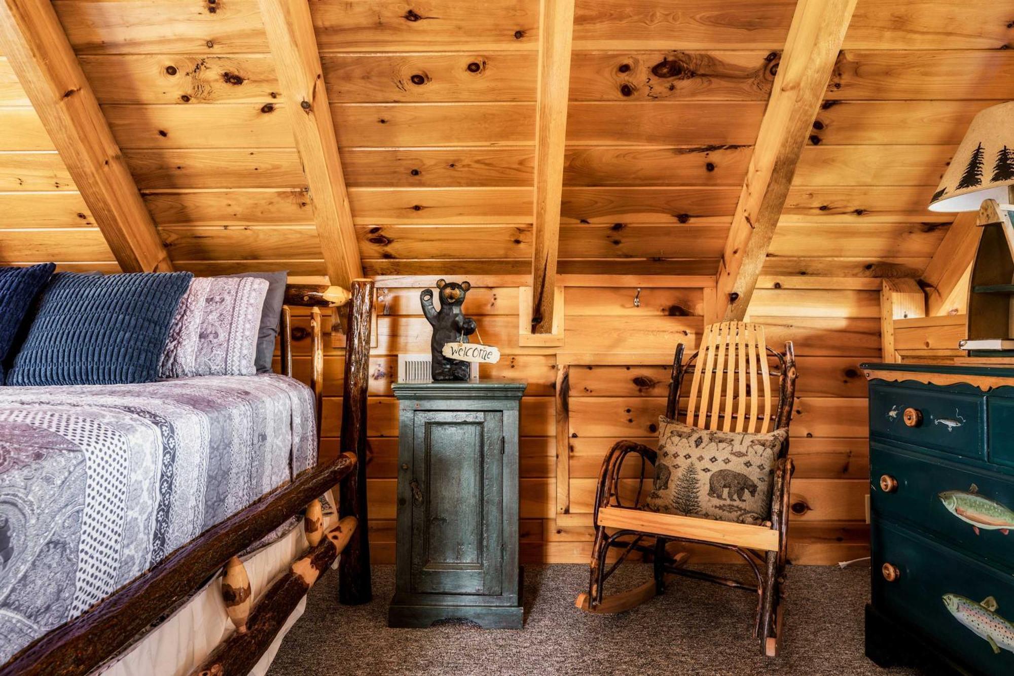 Quaint & Cozy - Great Location - Hot Tub - Bbq