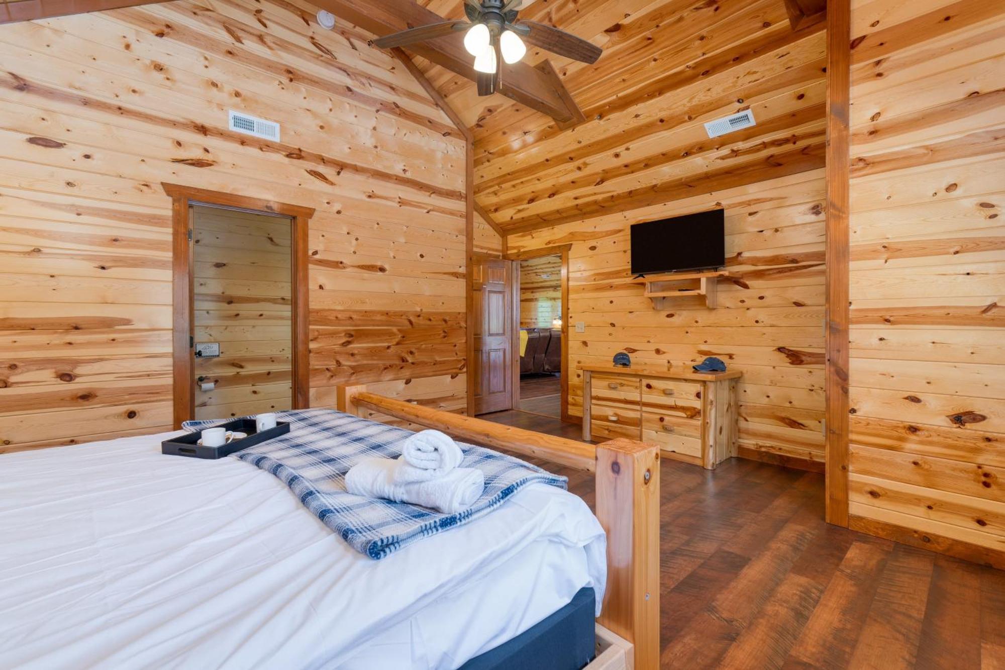 Sleeps 28 - Luxe Smokies Game Hot Tub Views Near Attractions Holiday home *