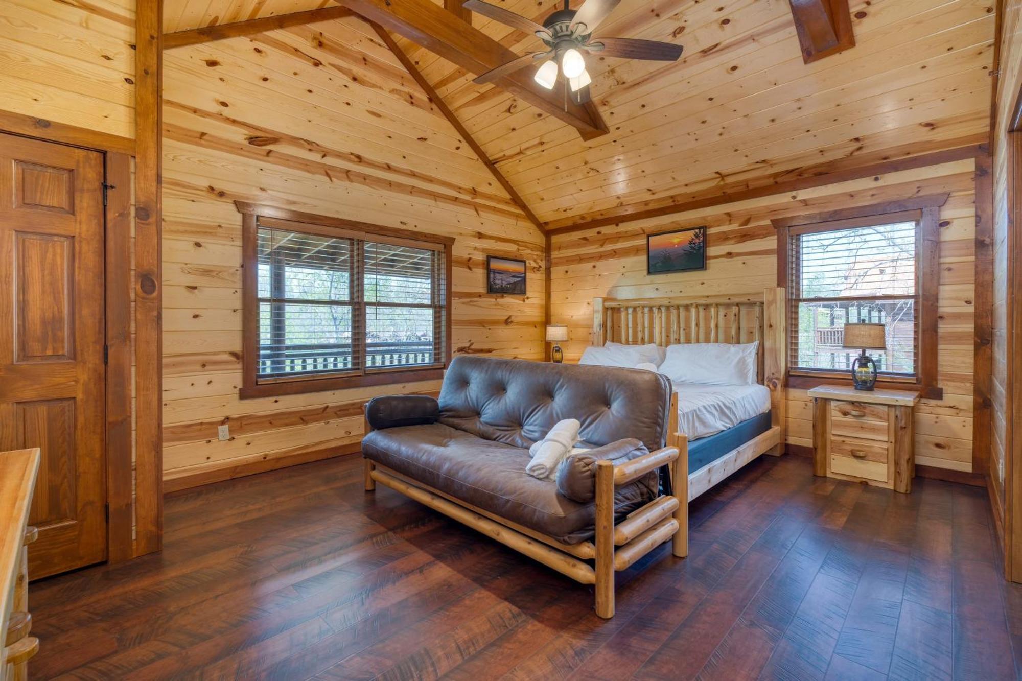 Holiday home Sleeps 28 - Luxe Smokies Game Hot Tub Views Near Attractions *