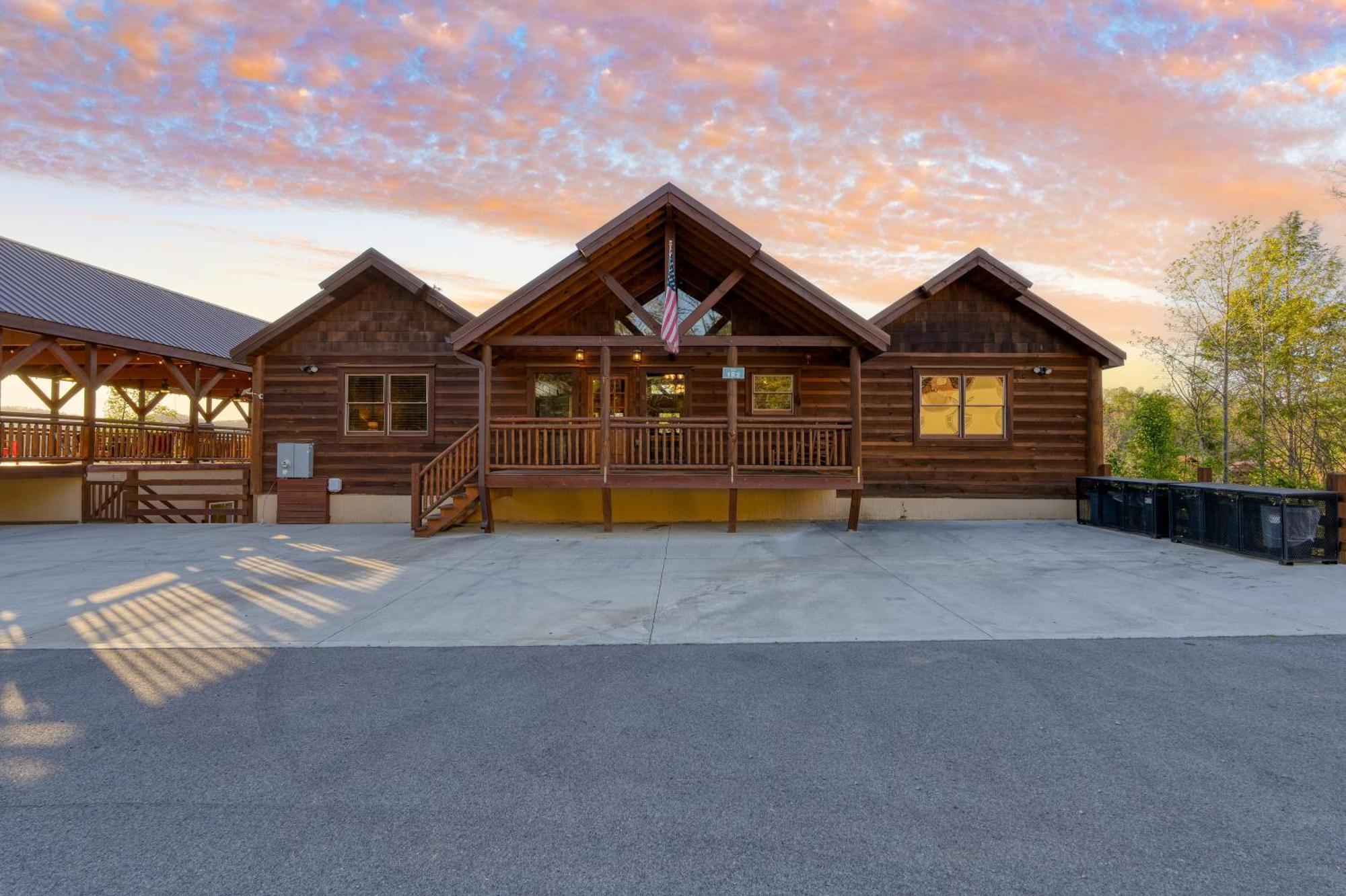Sleeps 28 - Luxe Smokies Game Hot Tub Views Near Attractions Holiday home Pigeon Forge