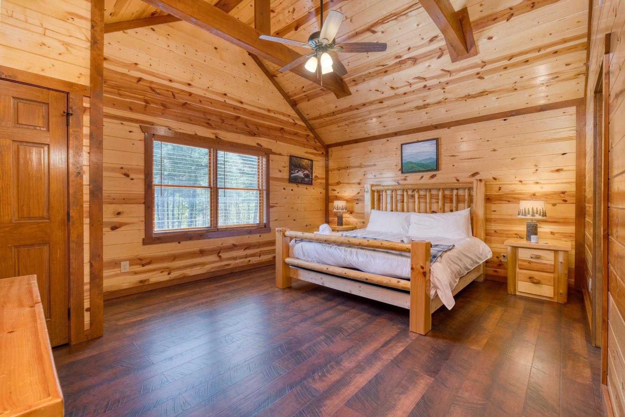 Holiday home Sleeps 28 - Luxe Smokies Game Hot Tub Views Near Attractions Pigeon Forge