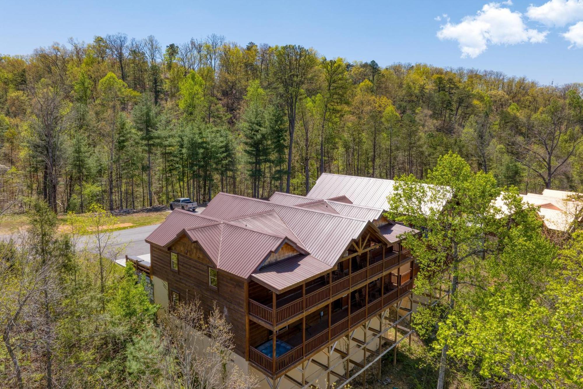 Sleeps 28 - Luxe Smokies Game Hot Tub Views Near Attractions Holiday home