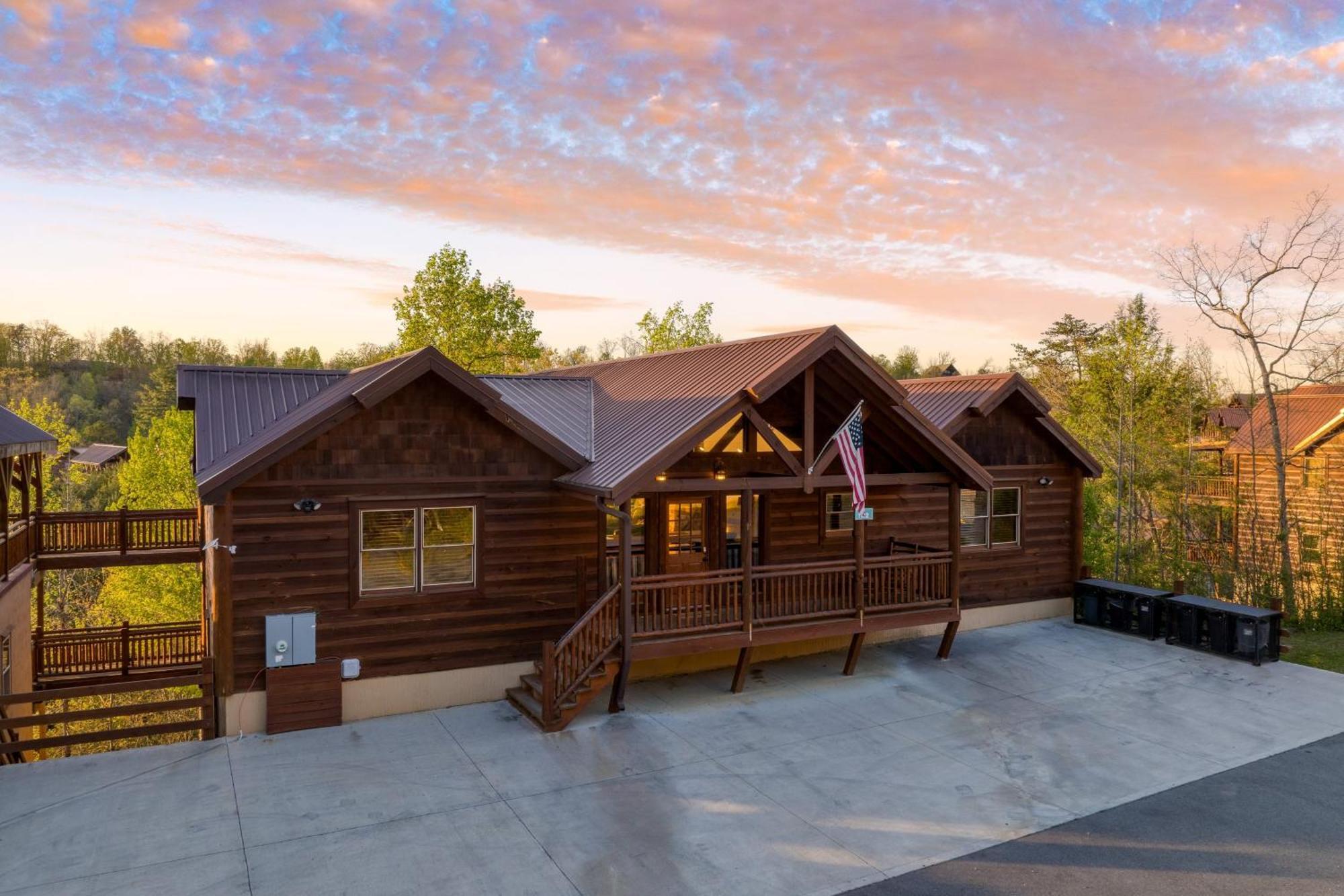 Holiday home Sleeps 28 - Luxe Smokies Game Hot Tub Views Near Attractions