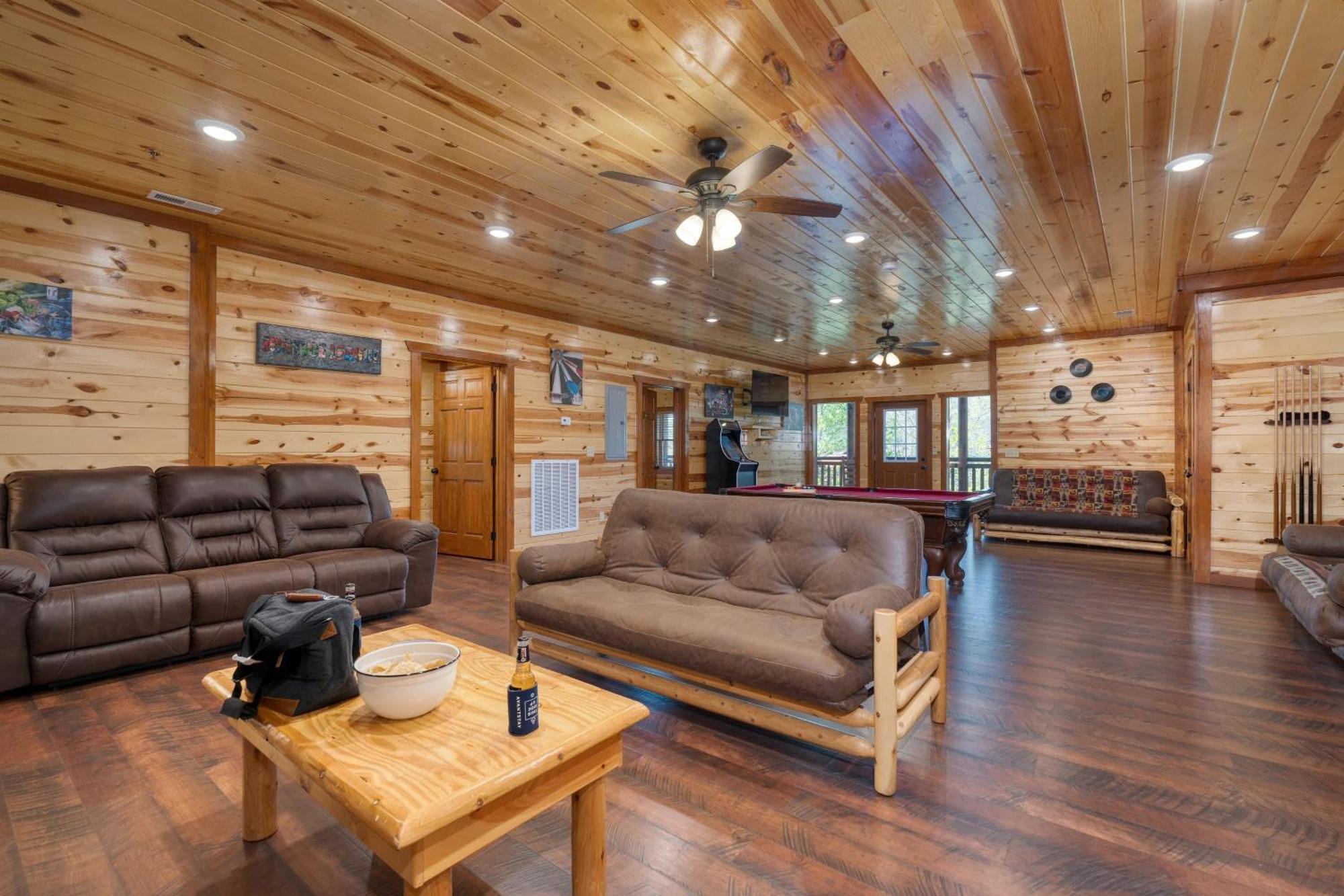 Sleeps 28 - Luxe Smokies Game Hot Tub Views Near Attractions Holiday home Pigeon Forge