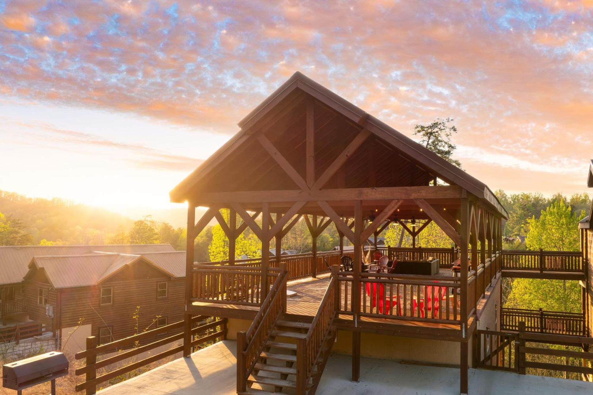 Sleeps 28 - Luxe Smokies Game Hot Tub Views Near Attractions Pigeon Forge