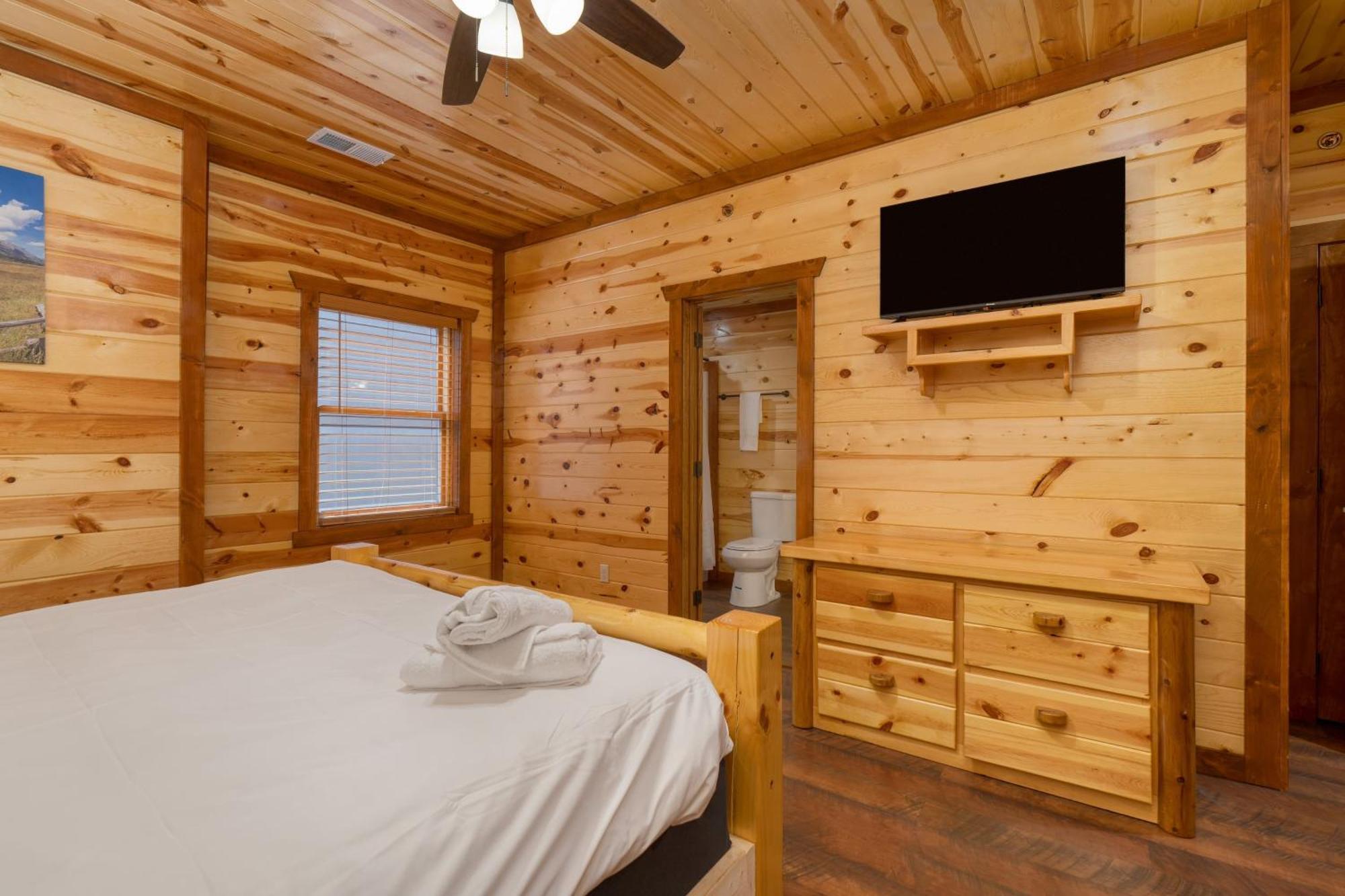 Sleeps 28 - Luxe Smokies Game Hot Tub Views Near Attractions