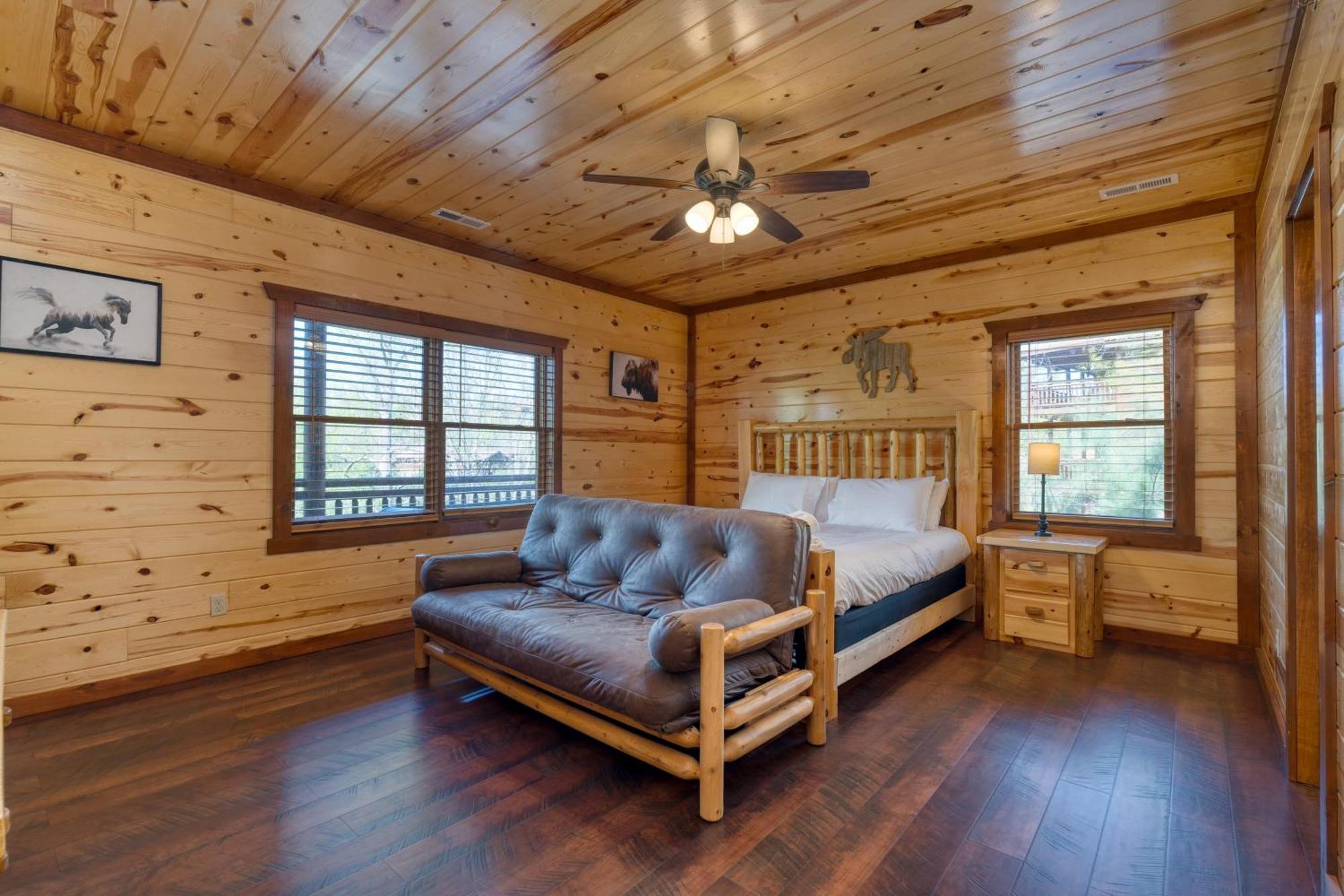 Sleeps 28 - Luxe Smokies Game Hot Tub Views Near Attractions Holiday home