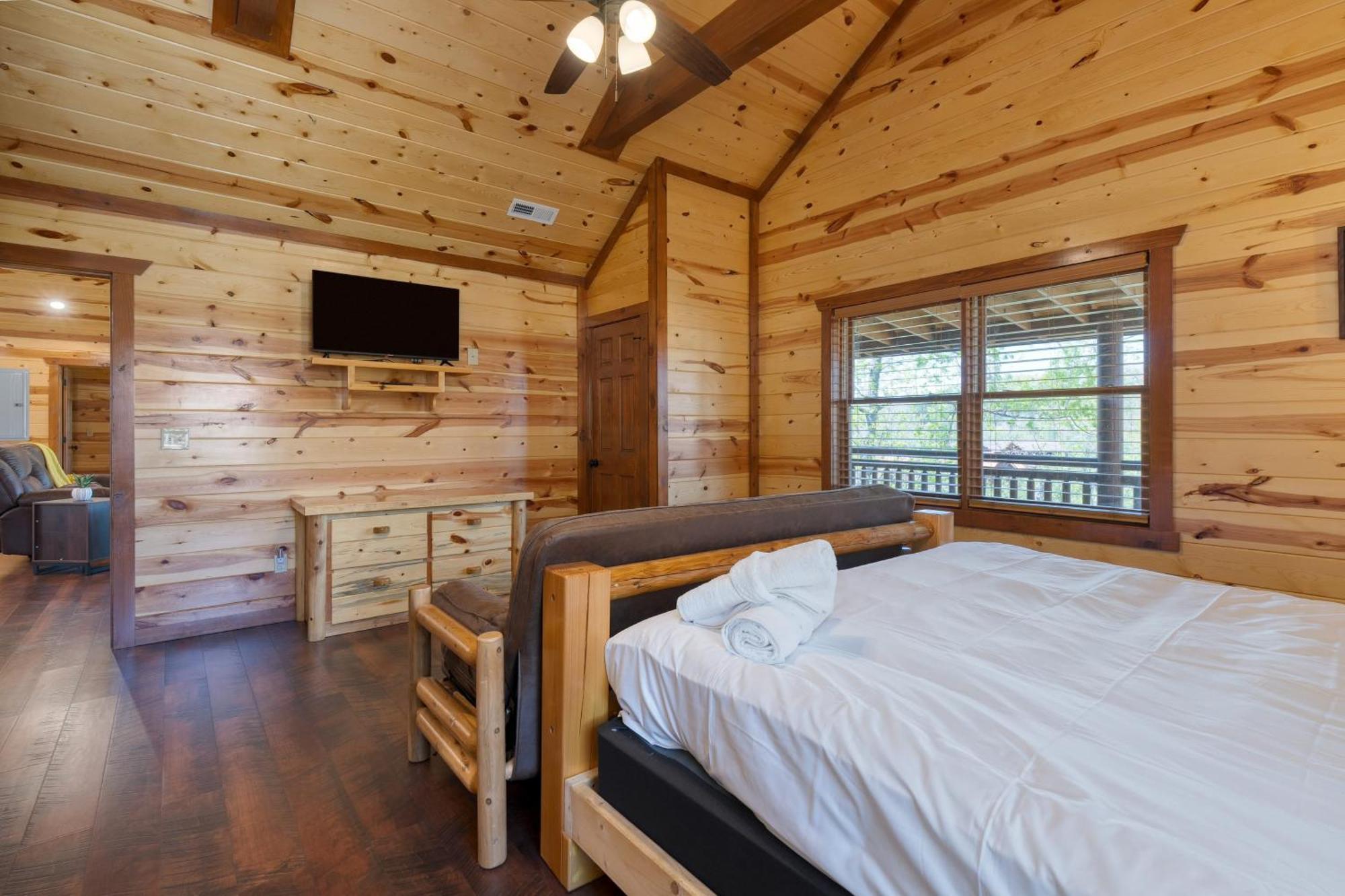 Sleeps 28 - Luxe Smokies Game Hot Tub Views Near Attractions Pigeon Forge