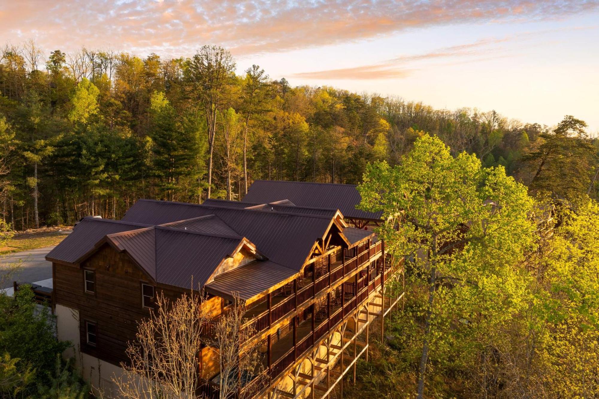 Holiday home Sleeps 28 - Luxe Smokies Game Hot Tub Views Near Attractions