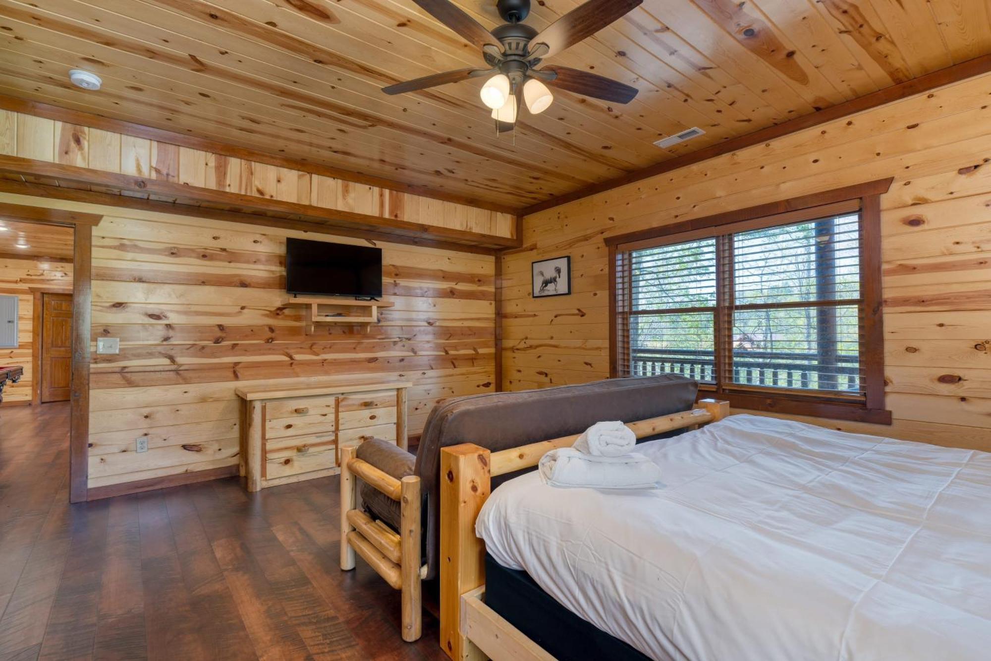 Holiday home Sleeps 28 - Luxe Smokies Game Hot Tub Views Near Attractions Pigeon Forge