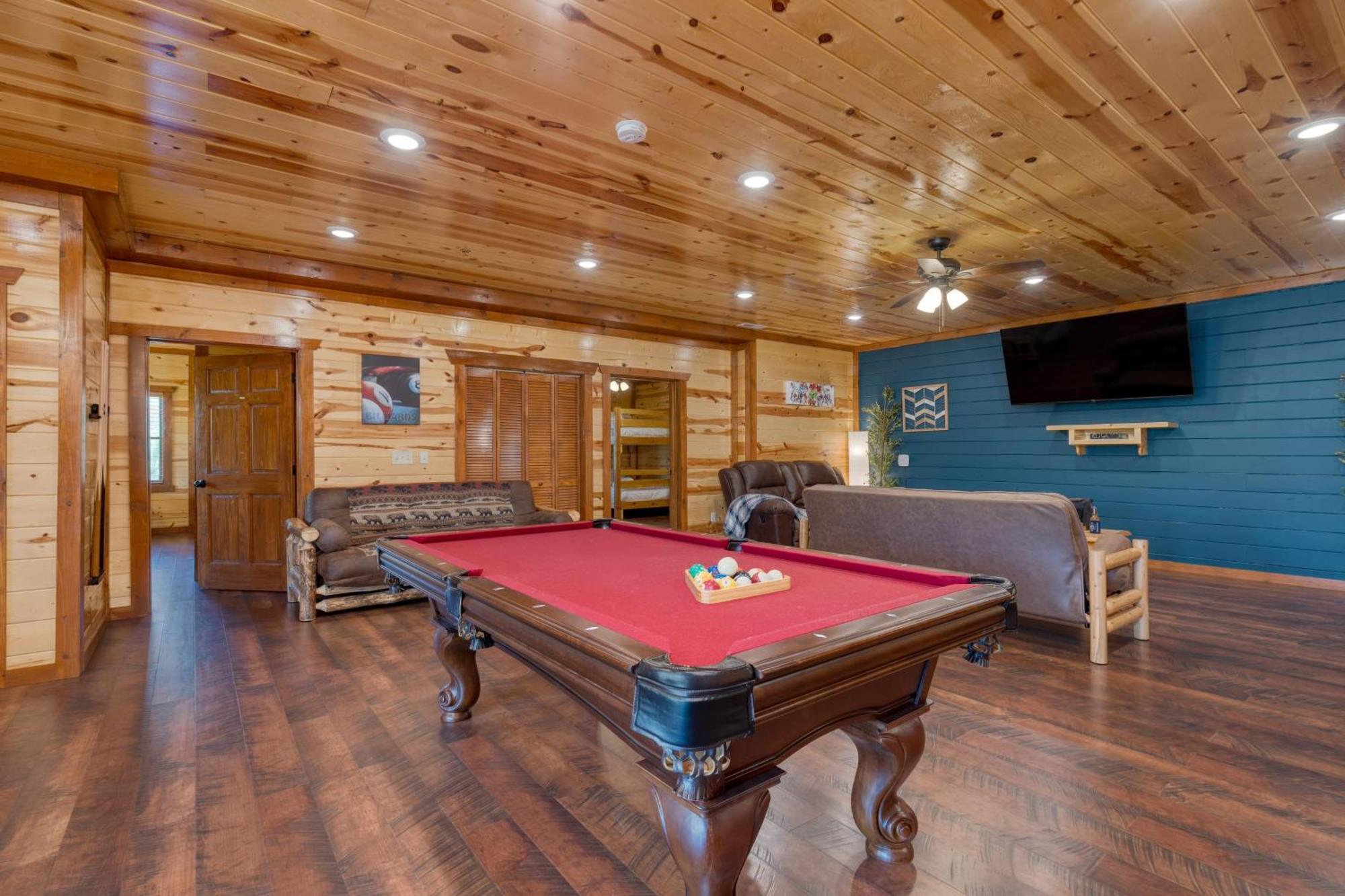Sleeps 28 - Luxe Smokies Game Hot Tub Views Near Attractions Pigeon Forge