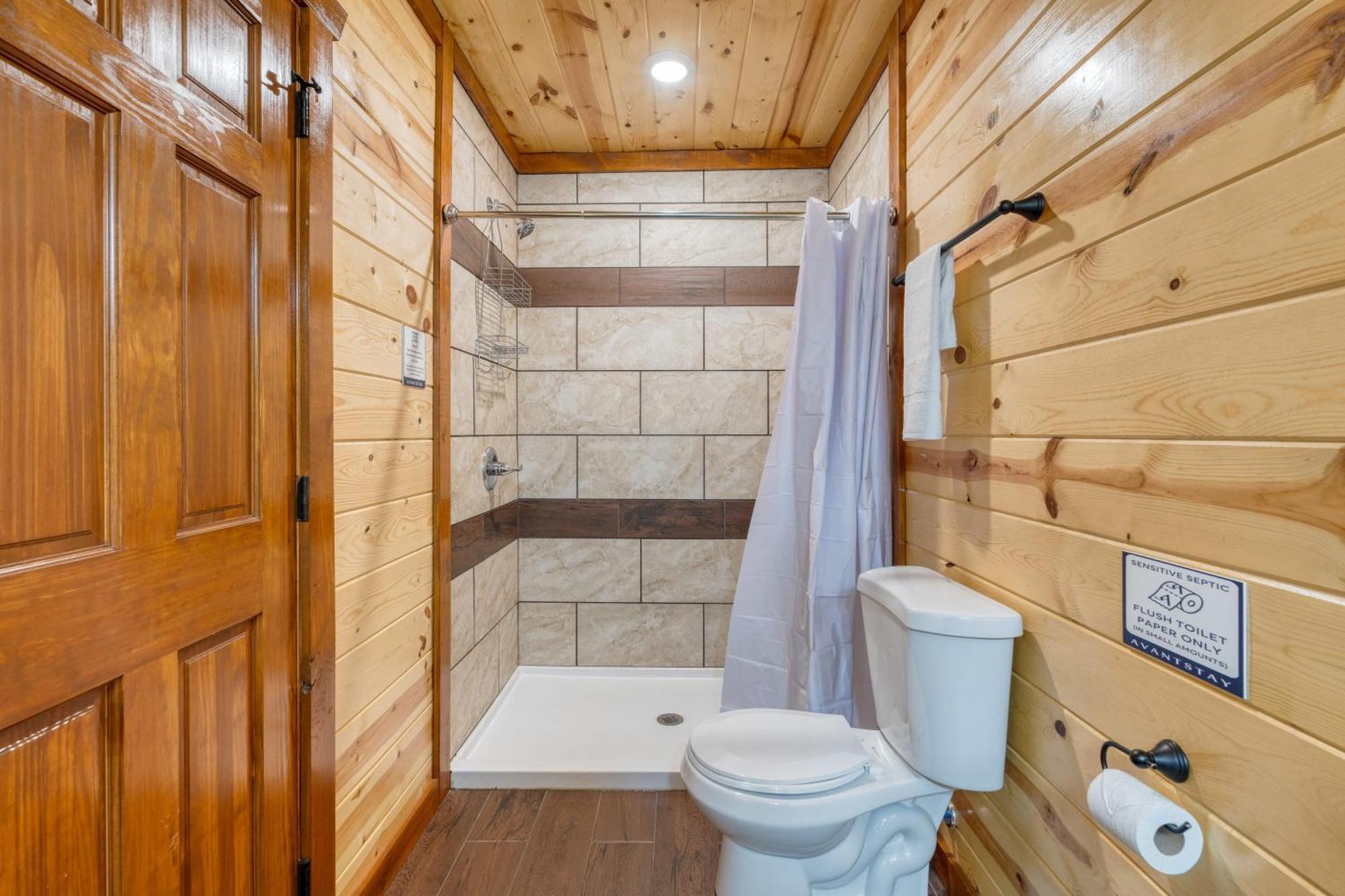 Holiday home Sleeps 28 - Luxe Smokies Game Hot Tub Views Near Attractions *