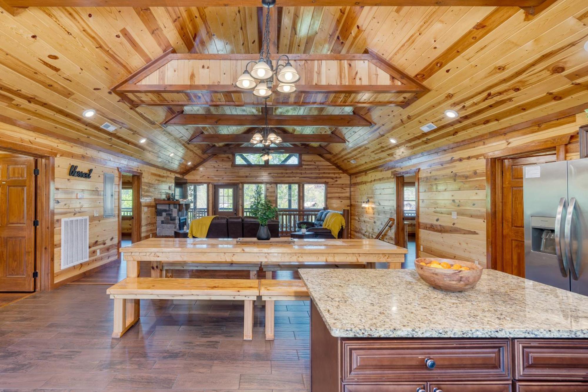 Sleeps 28 - Luxe Smokies Game Hot Tub Views Near Attractions