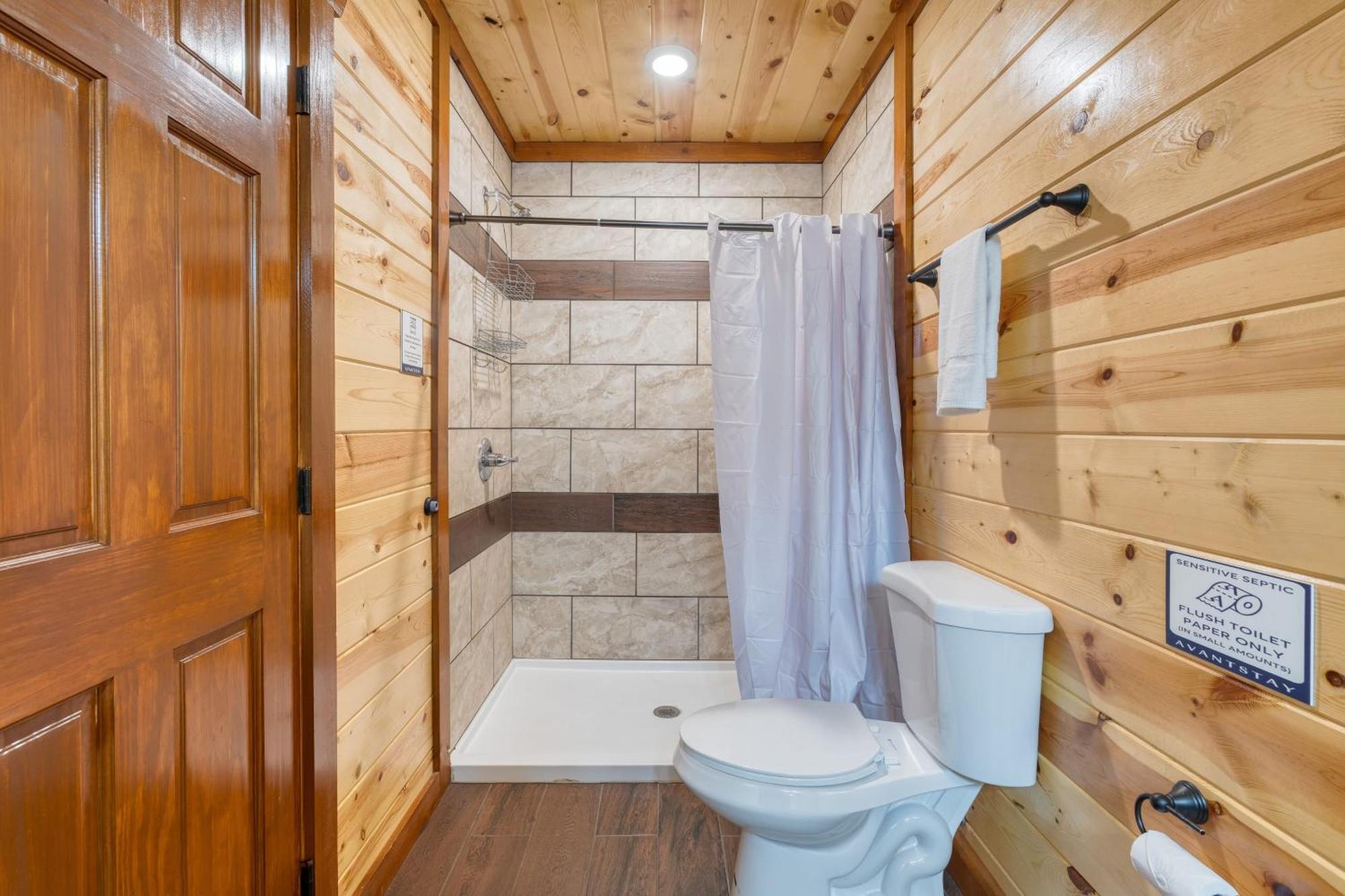 Sleeps 28 - Luxe Smokies Game Hot Tub Views Near Attractions Holiday home