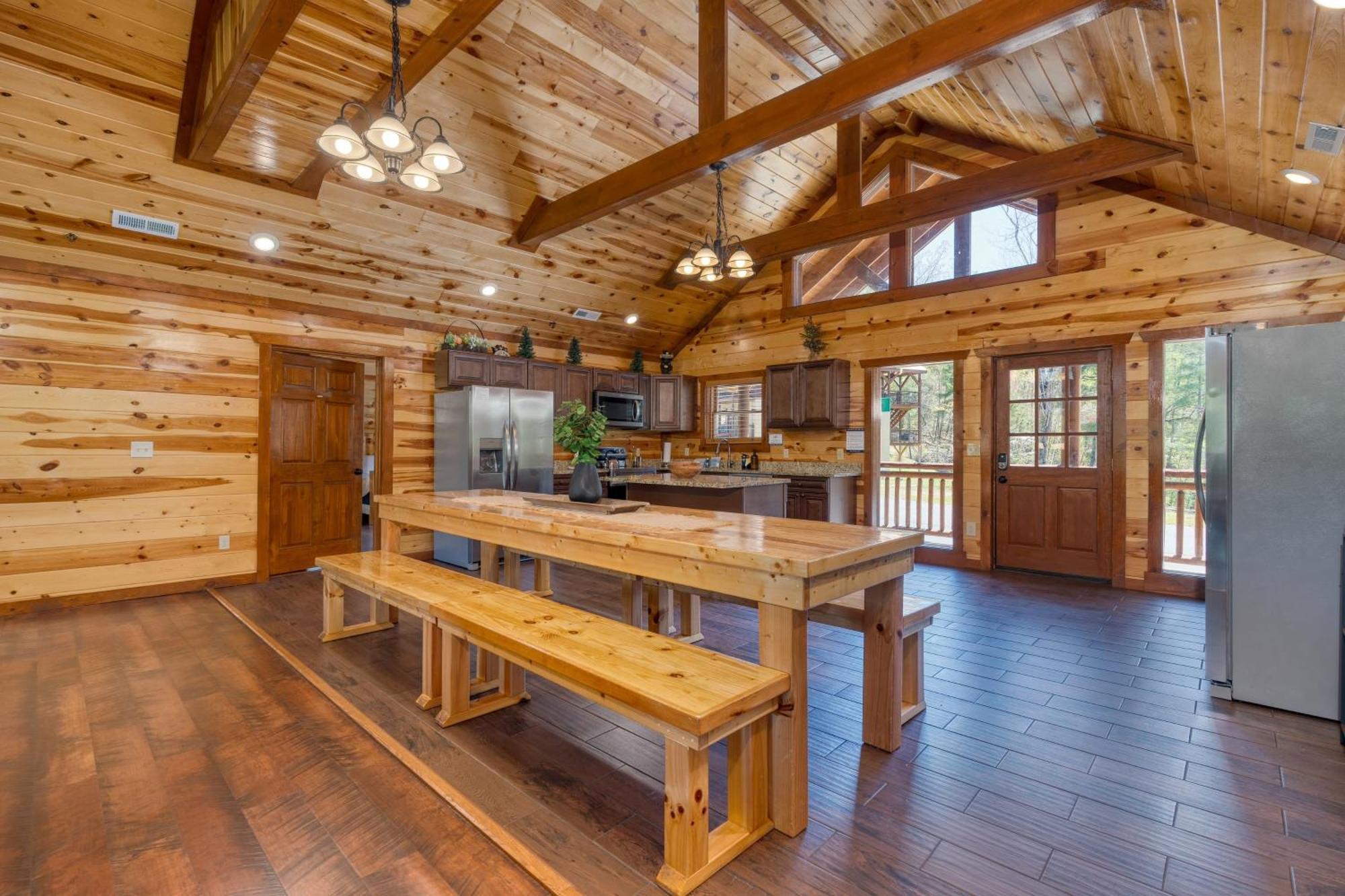 Sleeps 28 - Luxe Smokies Game Hot Tub Views Near Attractions Holiday home