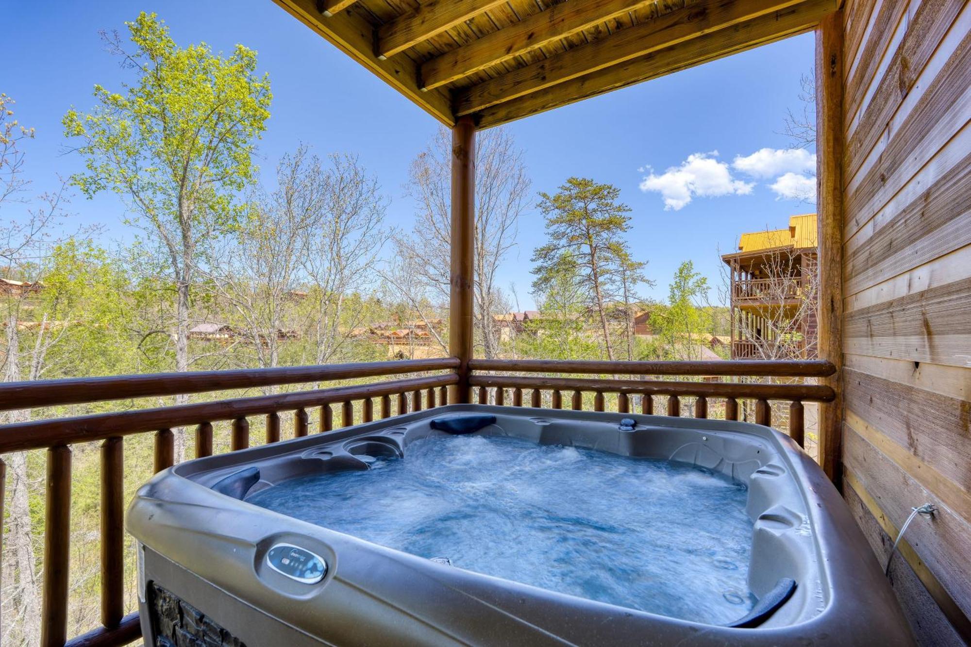 Sleeps 28 - Luxe Smokies Game Hot Tub Views Near Attractions Pigeon Forge