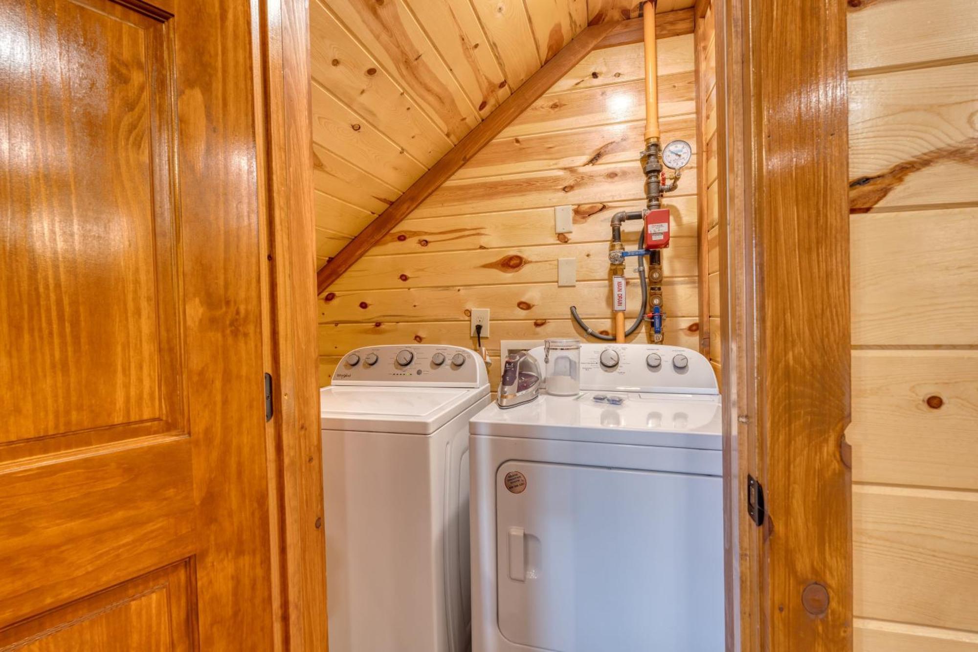 Sleeps 28 - Luxe Smokies Game Hot Tub Views Near Attractions Holiday home Pigeon Forge