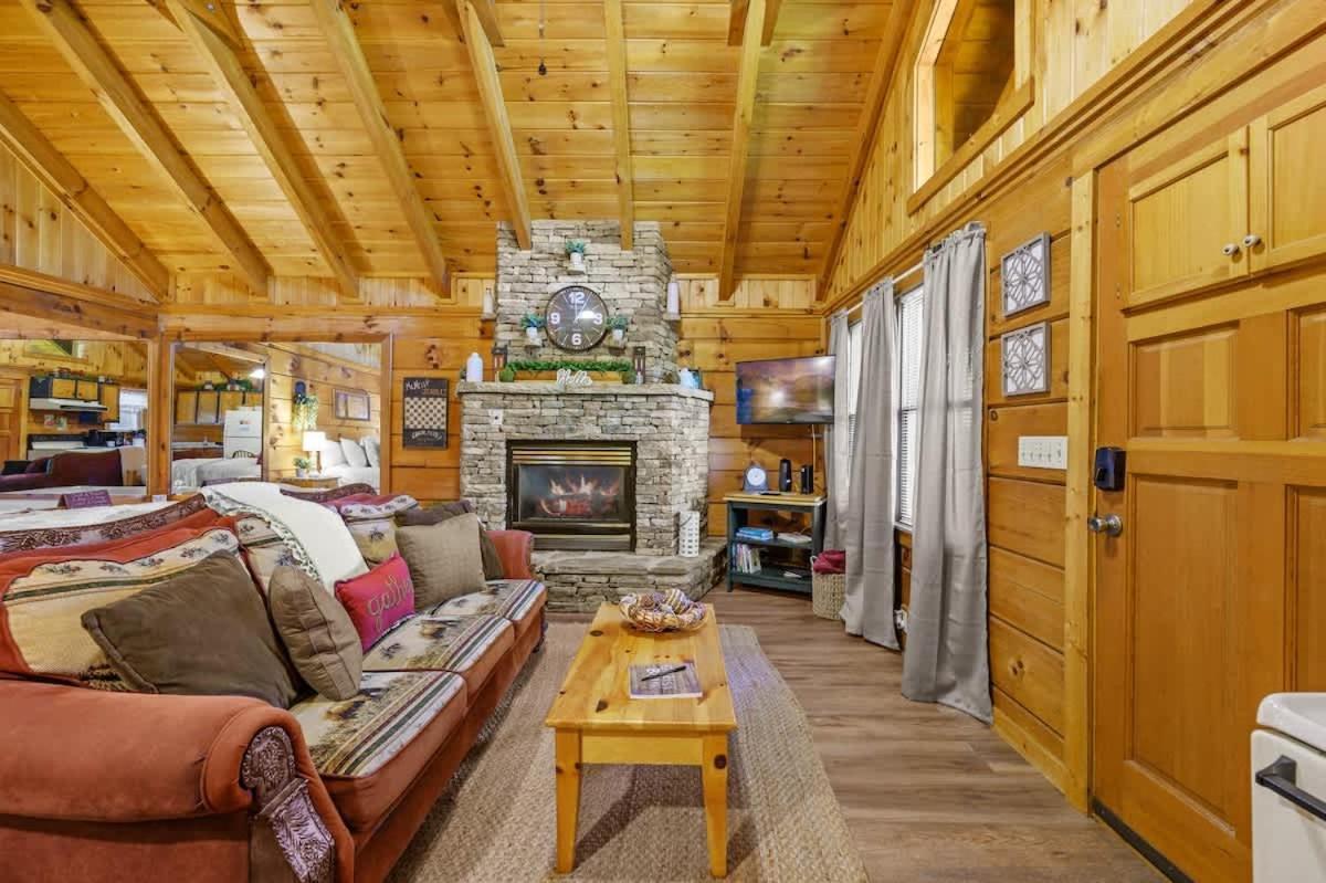 Do Not Disturb - Smoky Mountain Cabin, Hot Tub, Fireplace Holiday home *