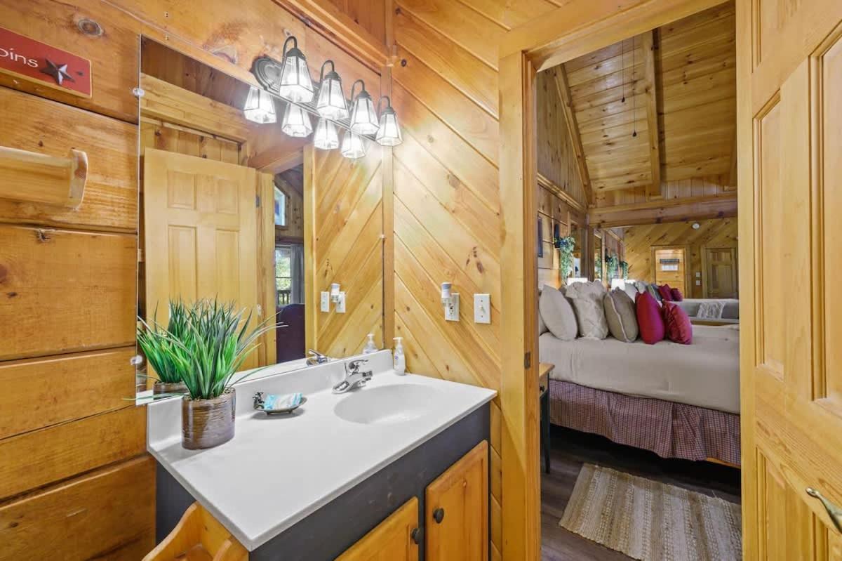 Holiday home Do Not Disturb - Smoky Mountain Cabin, Hot Tub, Fireplace *
