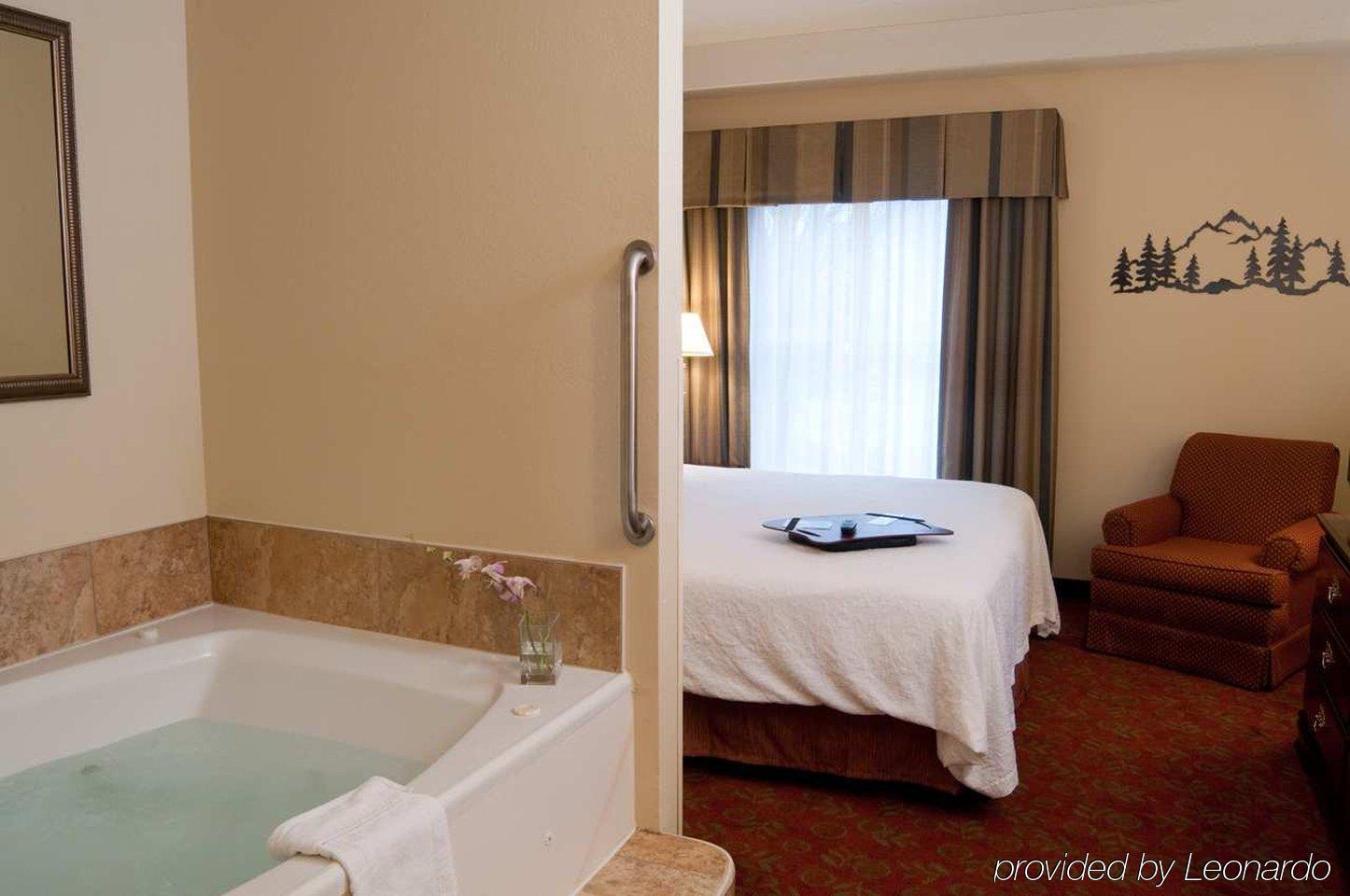 Hampton & On The Parkway Hotel