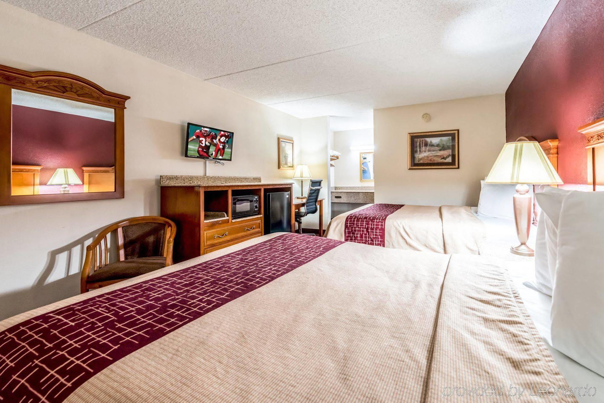 Red Roof & Parkway Motel 2*